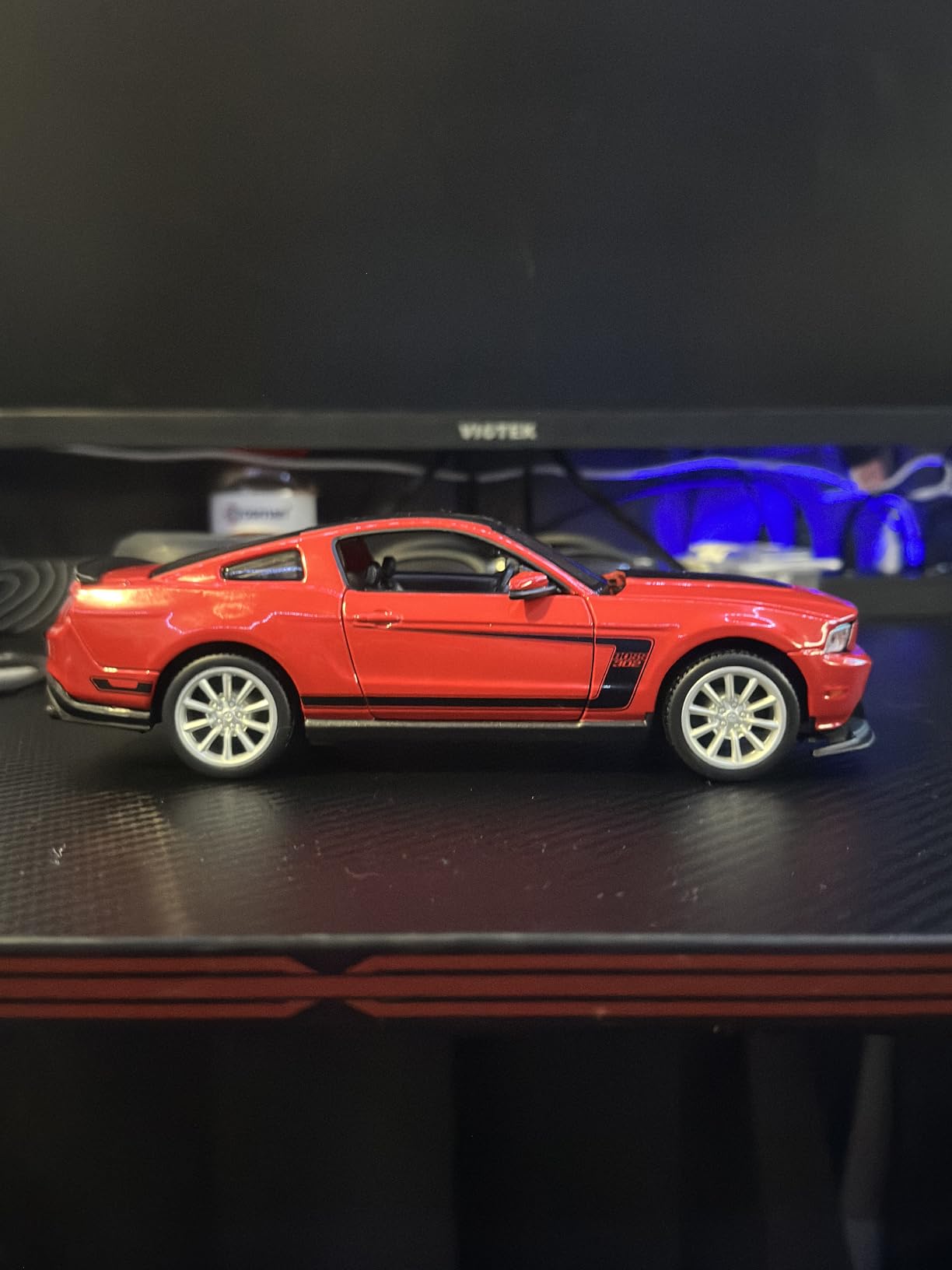 Maisto 1:24 Scale Assembly Line 2012 Ford Mustang Boss 302 Diecast Model Kit customer photo 2
