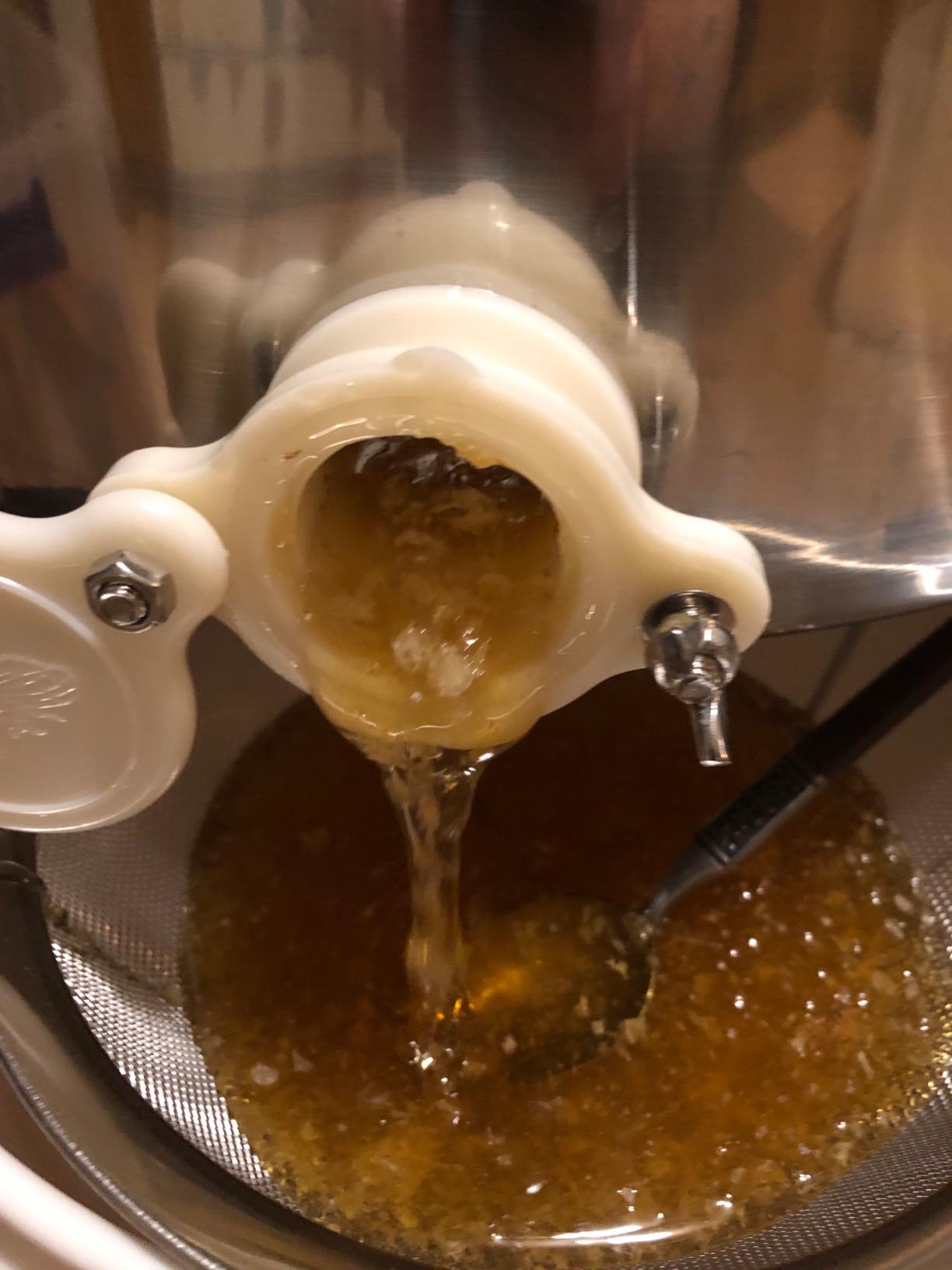 VIVO Honey Extractor 2 Frame Rack, Food Grade Stainless Steel Honey Processing Equipment, Manual Crank Honeycomb Drum Spinner with Transparent Lid, BEE-V002 customer photo 2