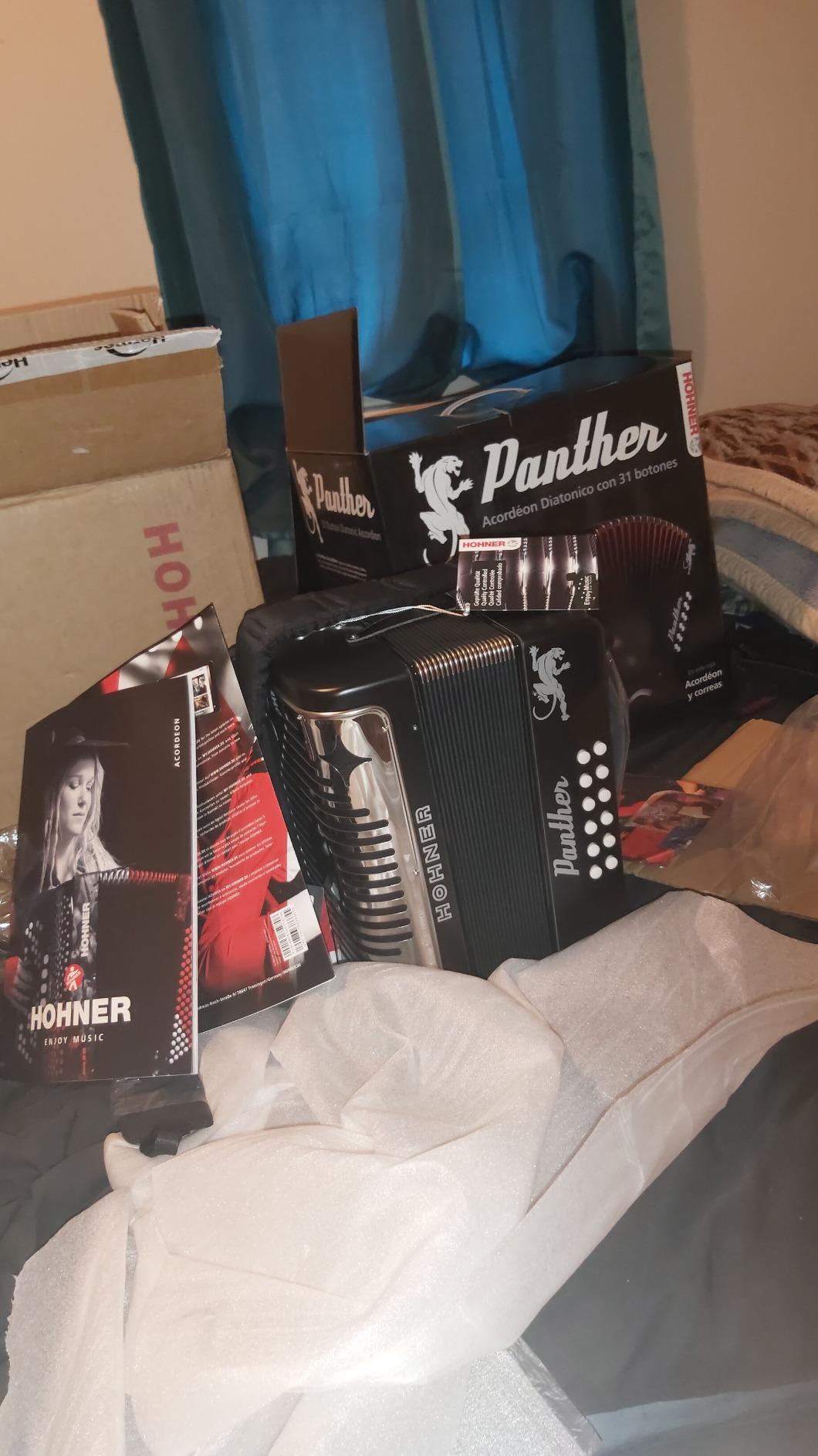 HOHNER Accordion, 12