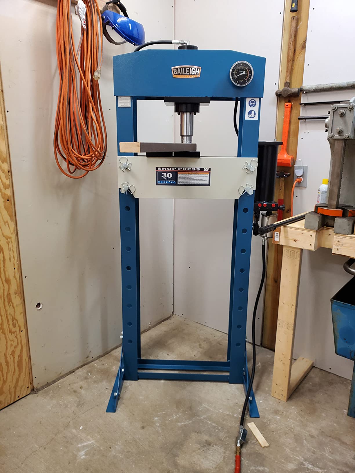 Baileigh 30-Ton H-Frame Pneumatic Shop Press (Model HSP-30A) customer photo 2