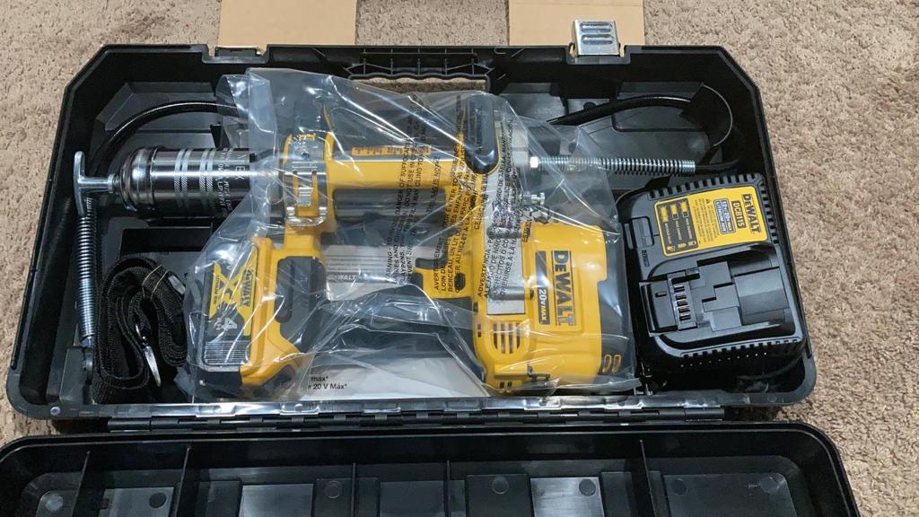 DEWALT Grease Gun Kit 20V MAX with 4.0Ah Battery and Charger, Cordless Grease Gun, LED Light, 42