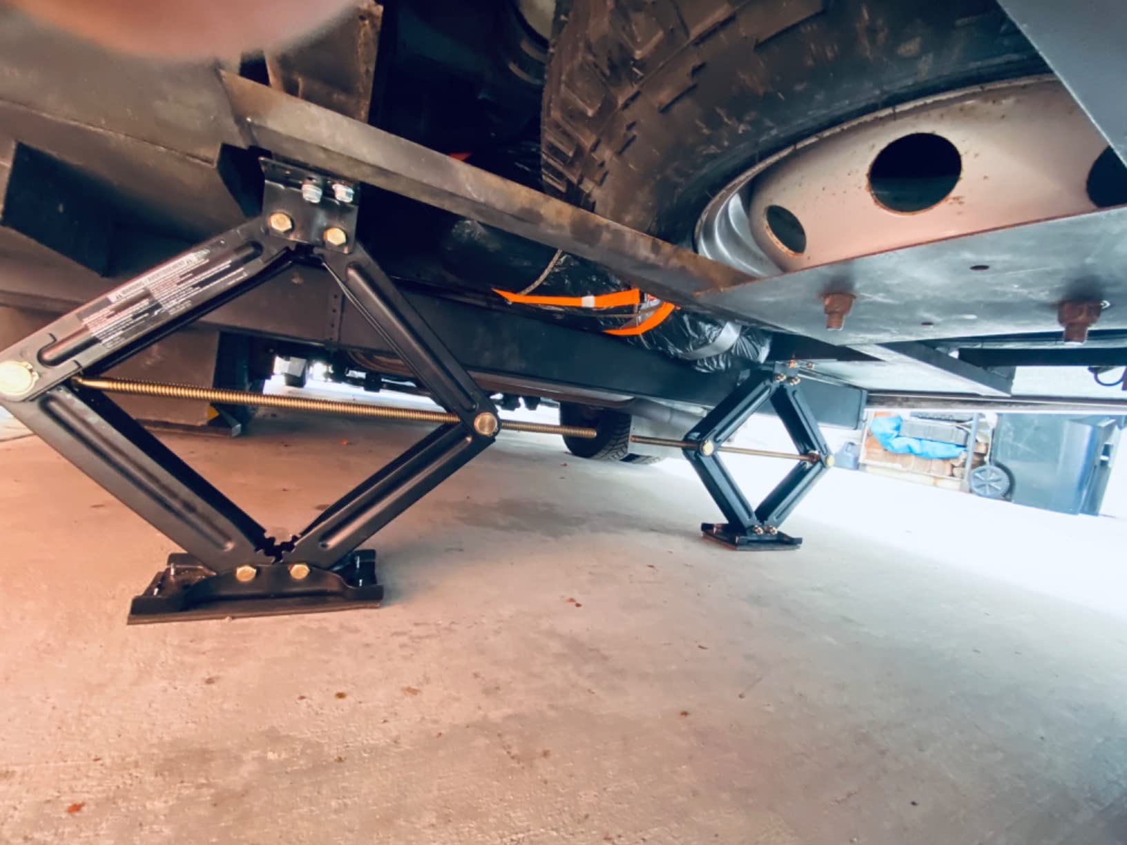 Camco EAZ-Lift 24-inch Stabilizing RV Scissor Jacks - Features a 7,500 lb Load Capacity - Heavy-Duty Steel Construction - Set of 2 (48830) customer photo 2