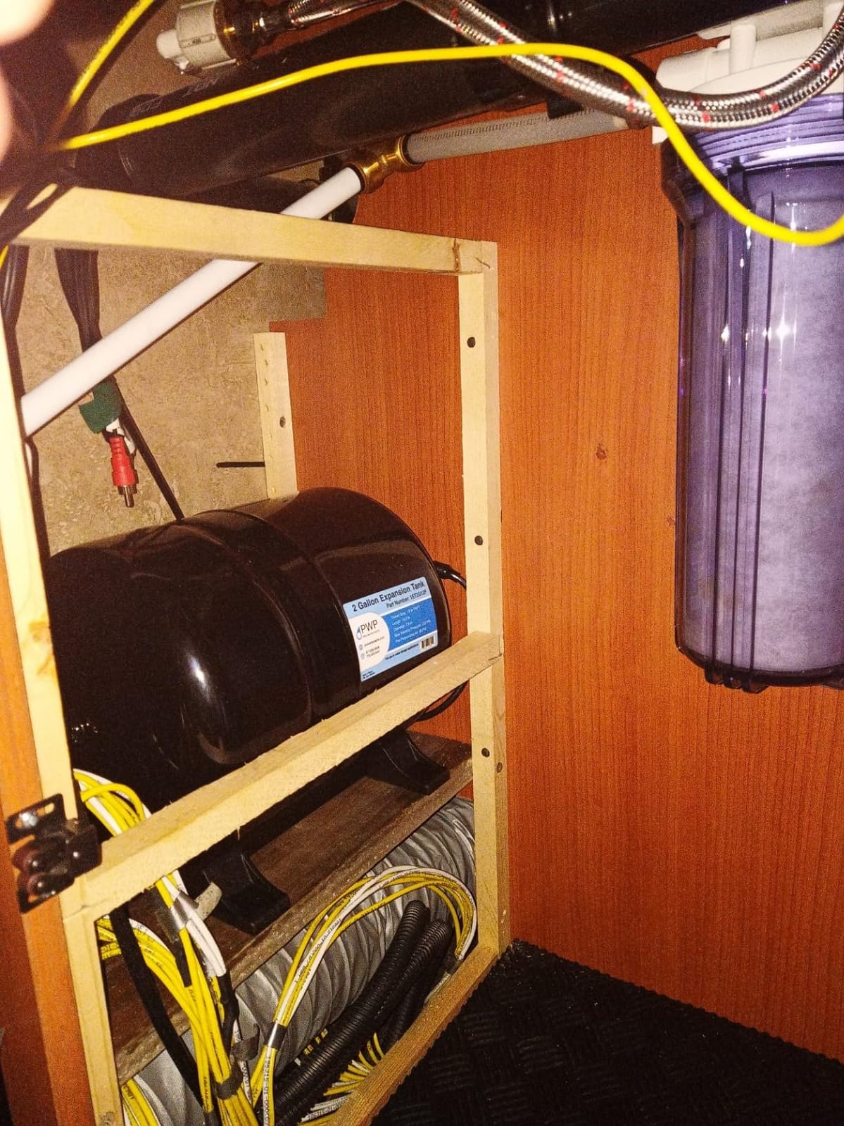 2 Gallon Accumulator Expansion Tank With Wall Mount Bracket 1/2