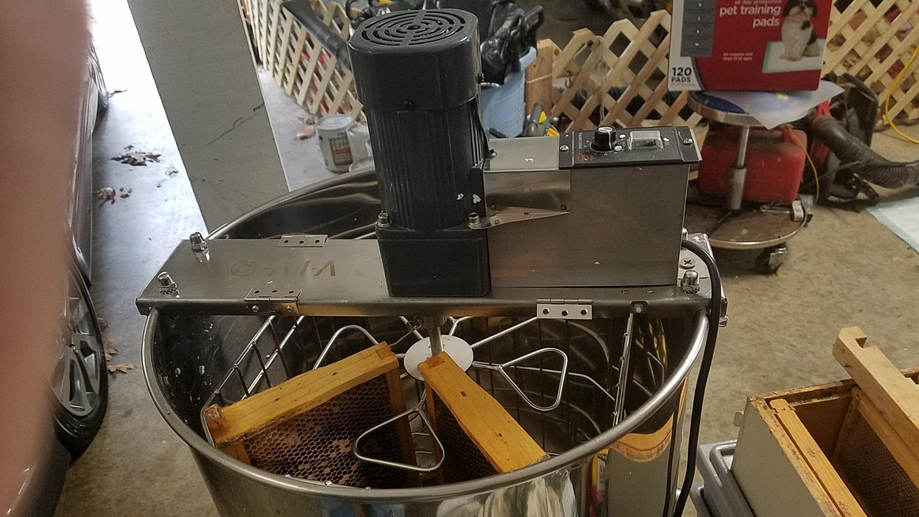 VIVO Electric Honey Extractor 8 Frame Rack, BEE-V004E | 4 Deep Frames, Food Grade, Stainless Steel, Honey Processing Equipment, Powered Honeycomb Drum Spinner, Transparent Lid customer photo 2