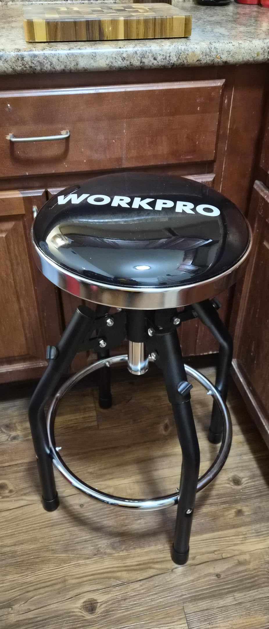 WORKPRO Heavy Duty Adjustable Hydraulic Shop Stool, Garage Bar Stool, 29in to 33.86in, 330-Pound Capacity, Black customer photo 1