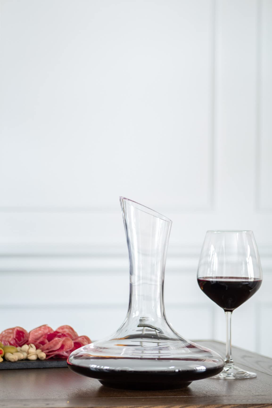 Le Chateau Large Elegant Crystal Wine Decanter with Aerator - 750ml Glass Decanter - Hand-Blown Lead-Free Clear Glass Carafe with Aerator customer photo 1