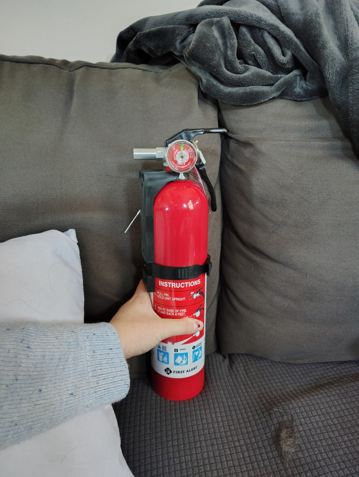 First Alert Fire Extinguisher for Home, Standard Rechargeable Compliance Unit, UL RATED 1-A:10-B:C, HOME1, Red, 1-Pack customer photo 1