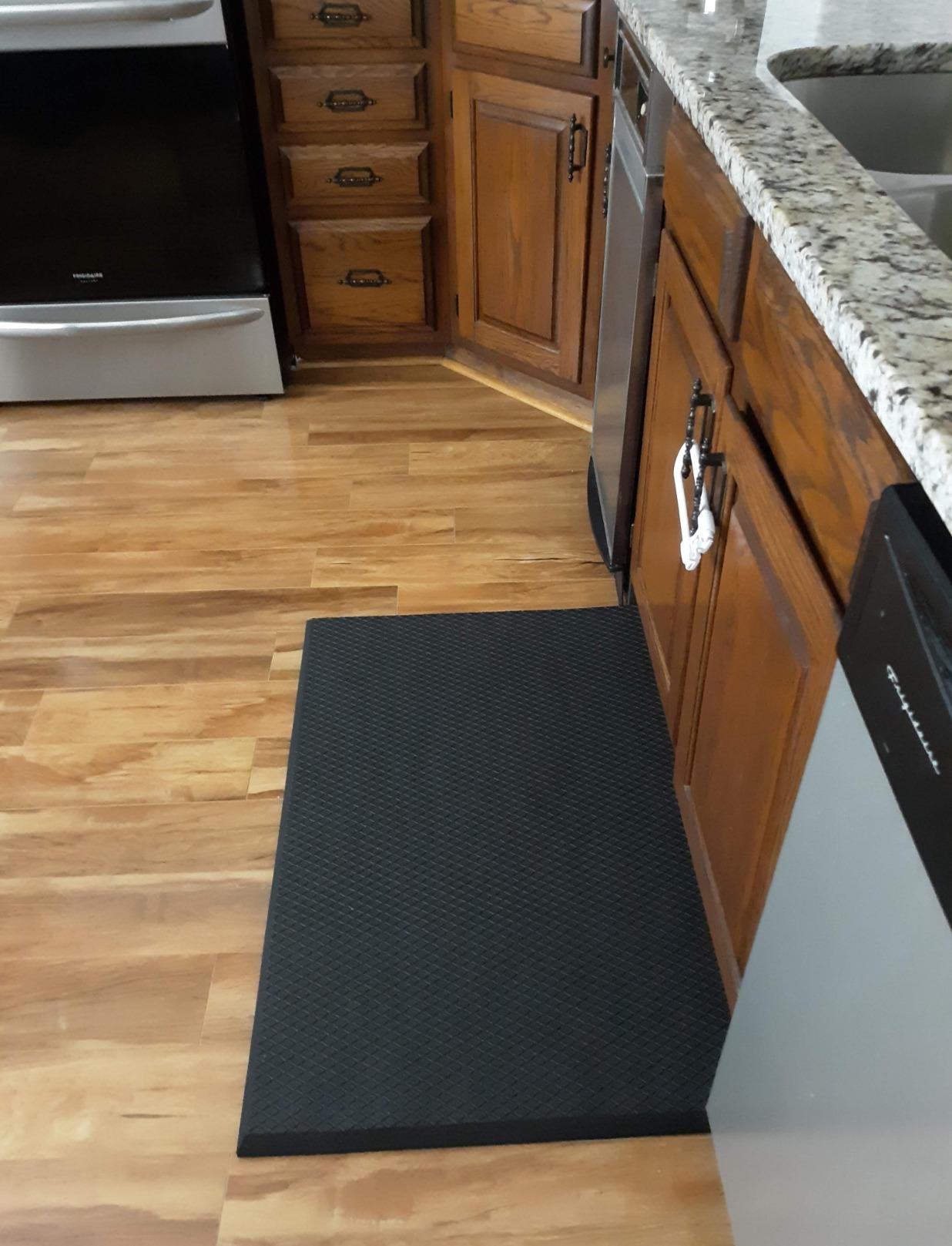 iPrimio Anti Fatigue Standing Desk Mat, 1 Inch Thick, 36 x 24 Inches, Black customer photo 1