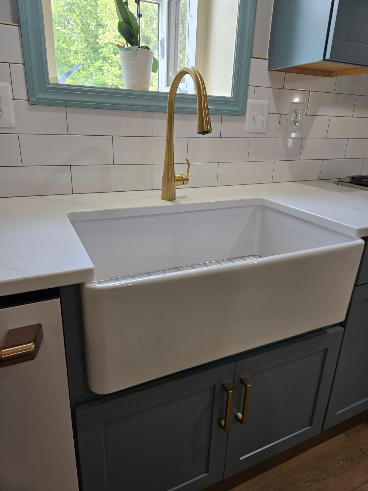 BOCCHI Classico Farmhouse Apron Front Fireclay 30 in. Single Bowl Kitchen Sink with Protective Bottom Grid and Strainer in White customer photo 2