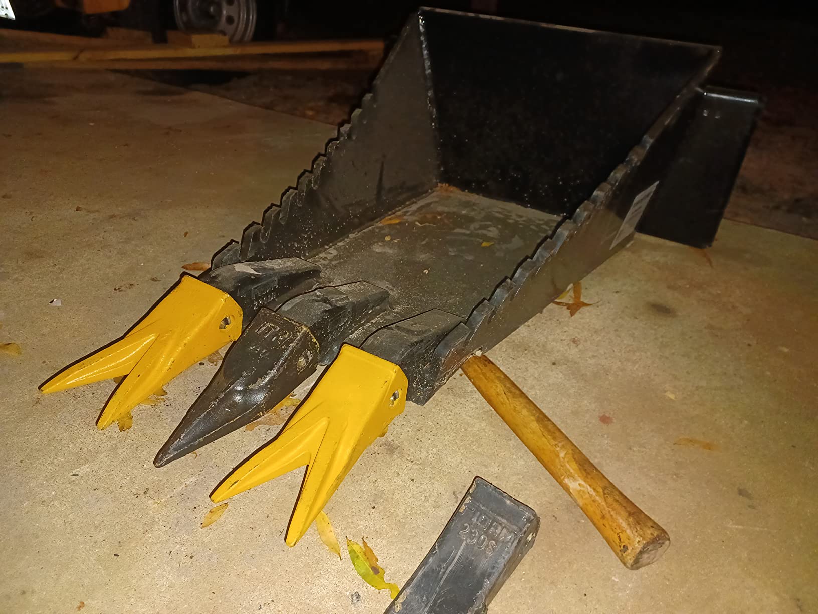 Titan Attachments Mini Skid Steer Stump Bucket Attachment, Stump Bucket for Compact Skid Steer with Toro Style Mounting, Serrated Leading Edge & Replaceable Teeth, Durable Mini Excavator Bucket customer photo 1