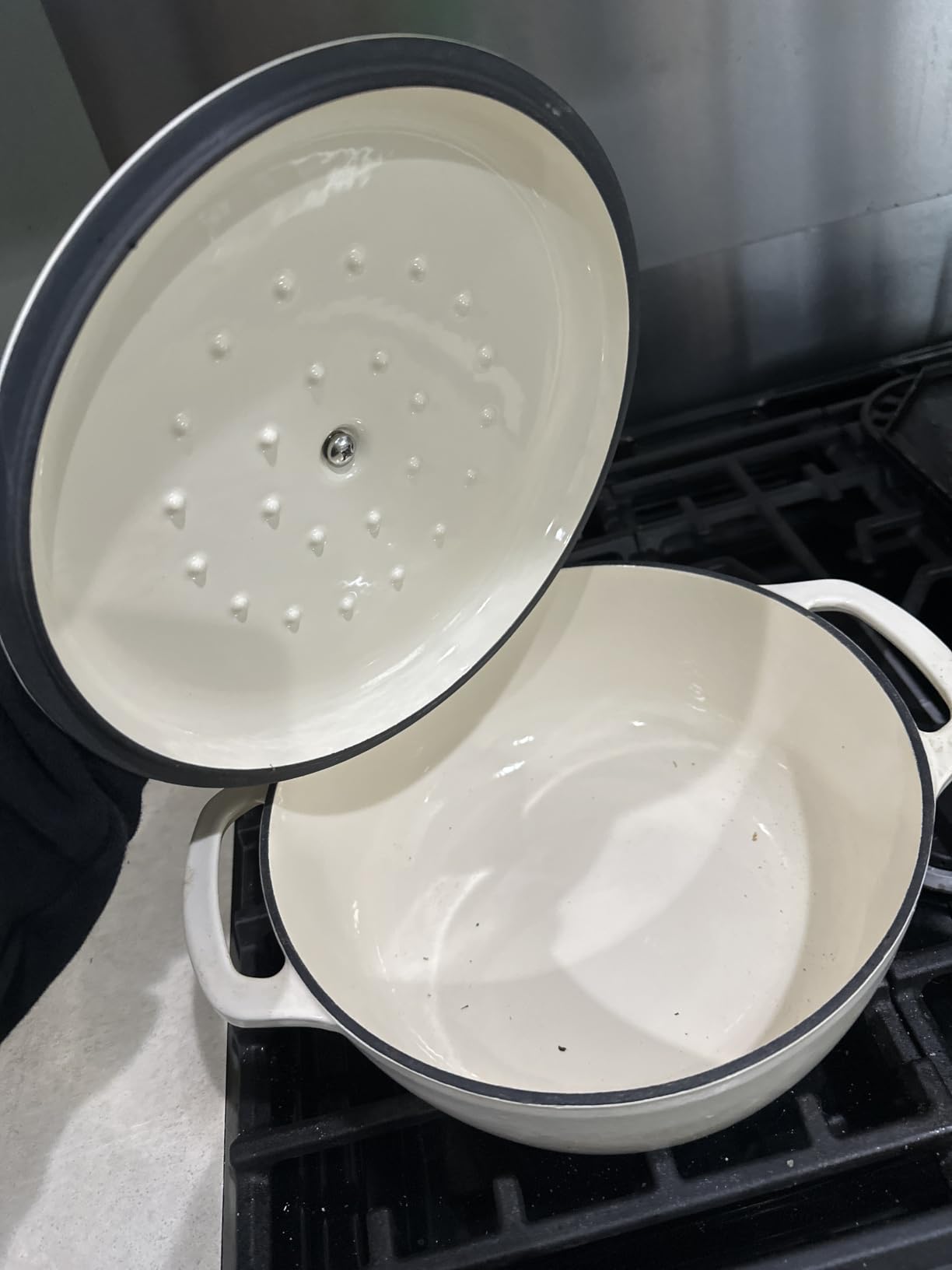 Amazon Basics Enameled Cast Iron Dutch Oven Pot with Lid, Round, Dual Handles, Heavy-Duty, Oven Safe for Stews, Roasting, Baking, 6-Quart, White customer photo 1
