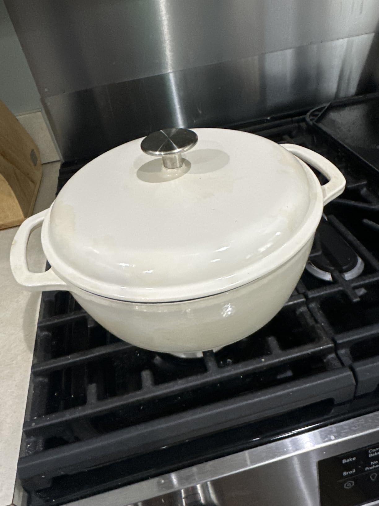 Amazon Basics Enameled Cast Iron Dutch Oven Pot with Lid, Round, Dual Handles, Heavy-Duty, Oven Safe for Stews, Roasting, Baking, 6-Quart, White customer photo 2