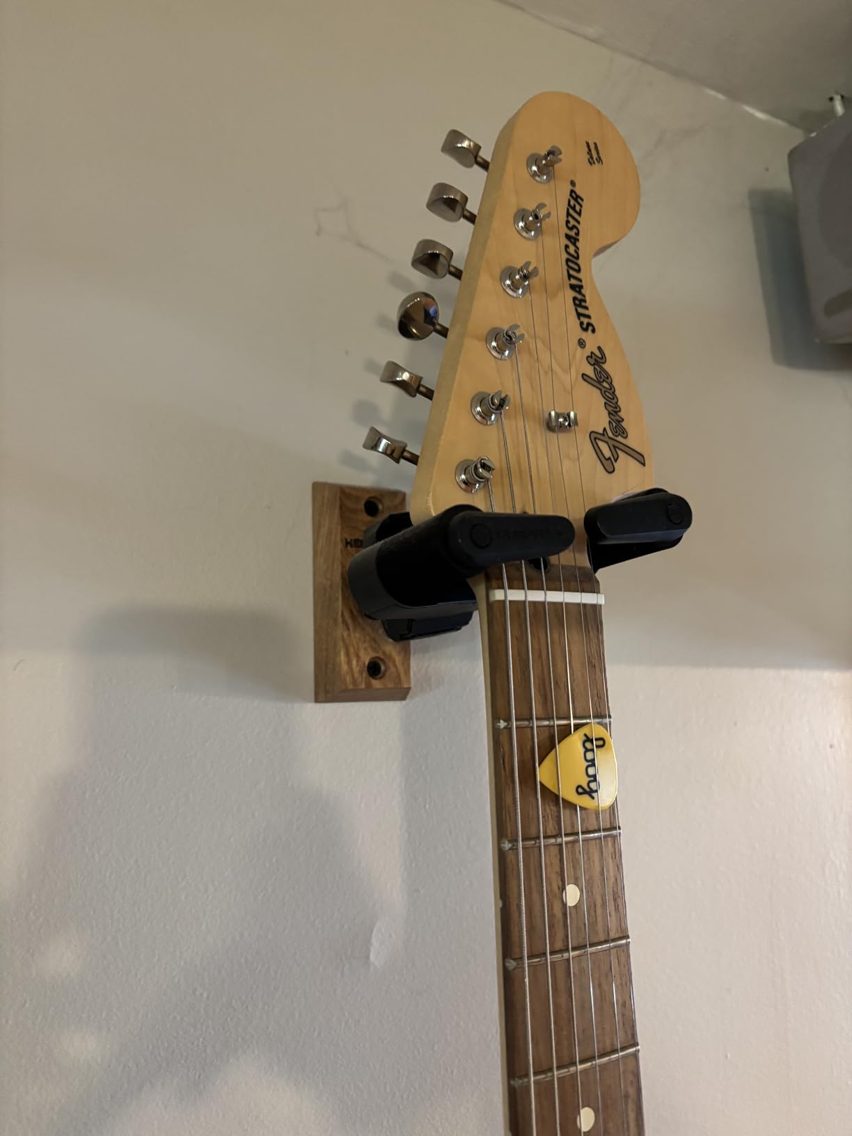 Hercules Stands GSP38WB PLUS - Wood Base, Short Arm Wall Mount Guitar Hanger with Auto Grip System customer photo 2