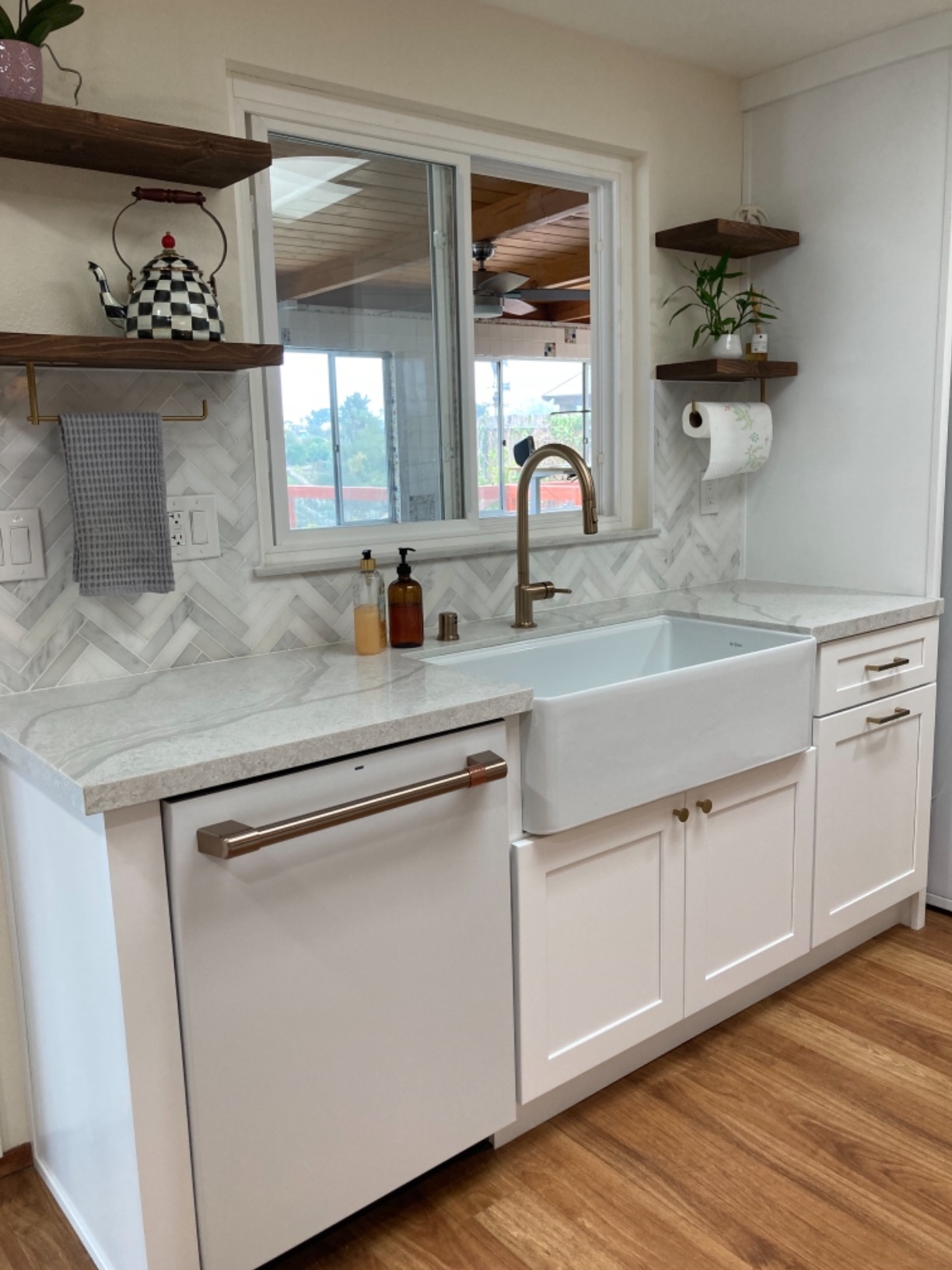KRAUS Turino Workstation 33-inch Farmhouse Reversible Apron Front Fireclay Single Bowl Kitchen Sink with Accessories in Gloss White, KFR4-33GWH customer photo 1