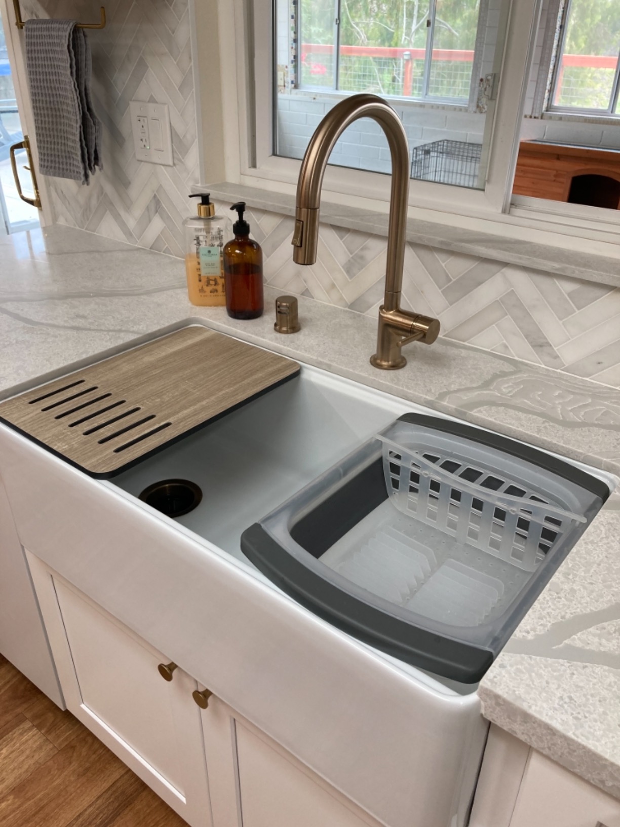 KRAUS Turino Workstation 33-inch Farmhouse Reversible Apron Front Fireclay Single Bowl Kitchen Sink with Accessories in Gloss White, KFR4-33GWH customer photo 2