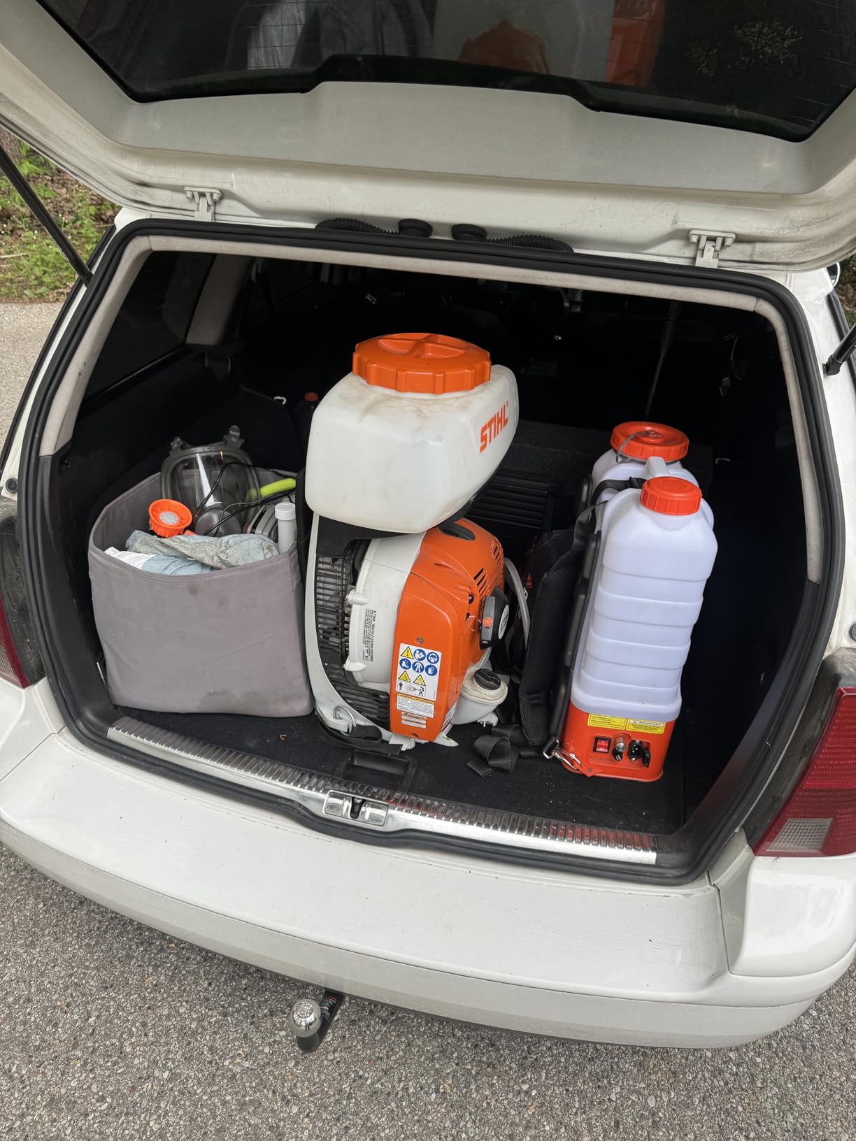 PetraTools HD4000 Battery Powered Backpack Sprayer, 6 Hr Runtime, 6 Nozzles | Electric Sprayer for Lawn & Garden w/ Battery Meter, Adjustable 90 PSI & Padded Straps - For Weed/Pest Control, Fertilizing customer photo 2