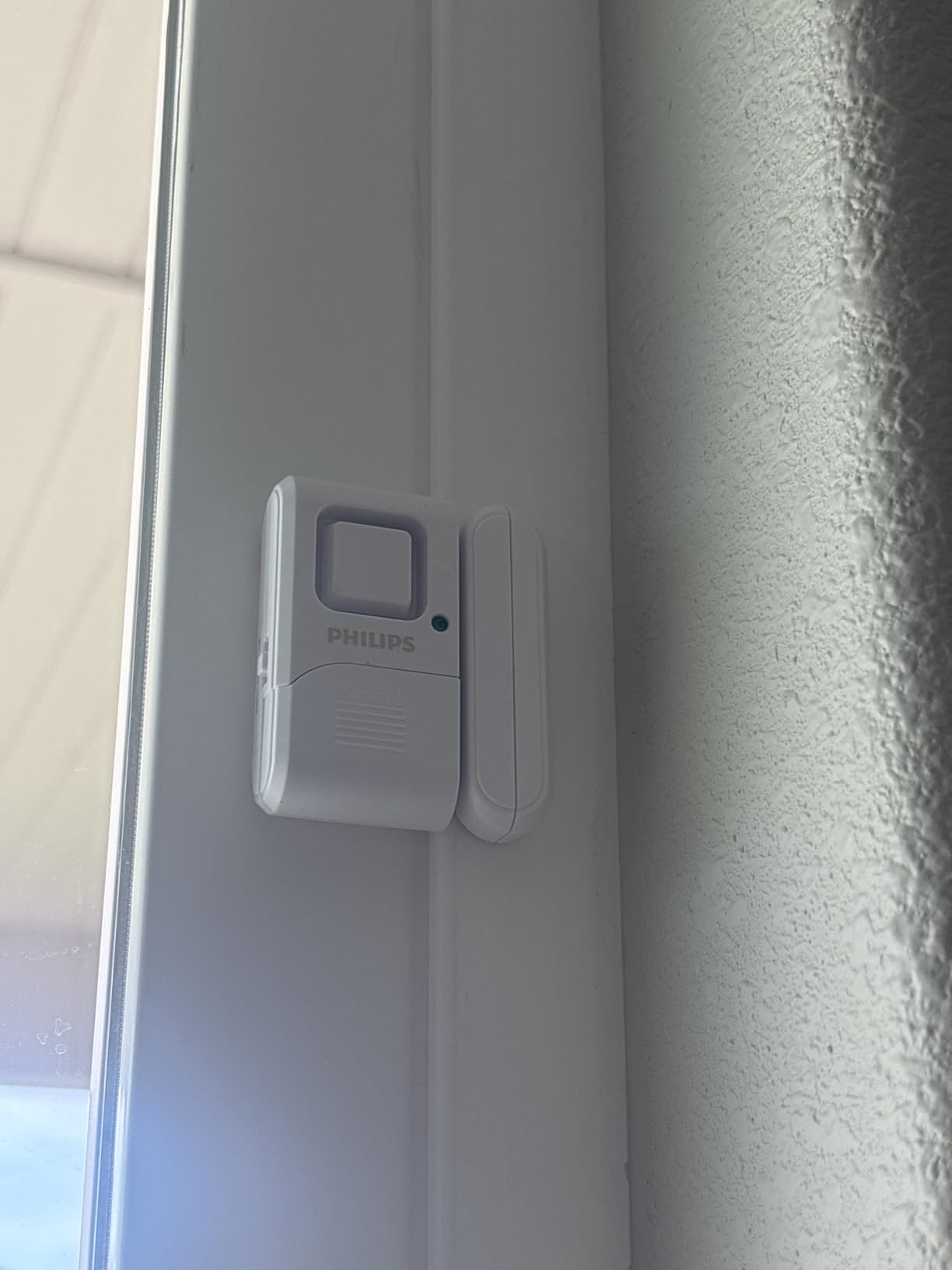 Philips Personal Security Window and Door Alarm, 4 Pack, Wireless Chime | DIY Protection, Burglar Alert, Easy Installation, Ideal for Home, Garage, Apartment, RV and More, LRM3320W/27 customer photo 1