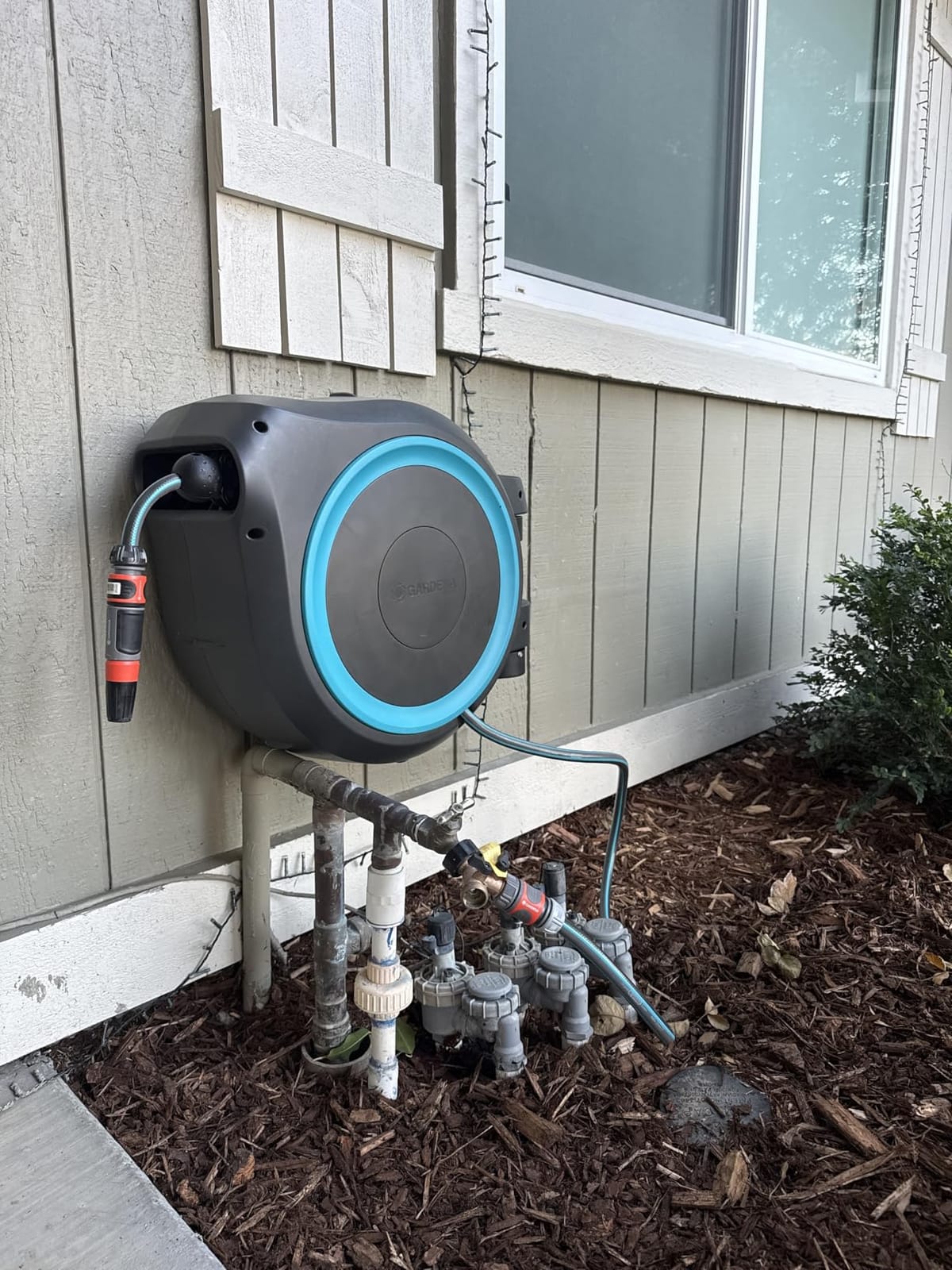 GARDENA Retractable Garden Hose Reel - 100 Feet - Auto Retract Hose Reel with 180° Swivel Wall Mount - Heavy Duty - Includes Spray Nozzle - 20505 customer photo 1