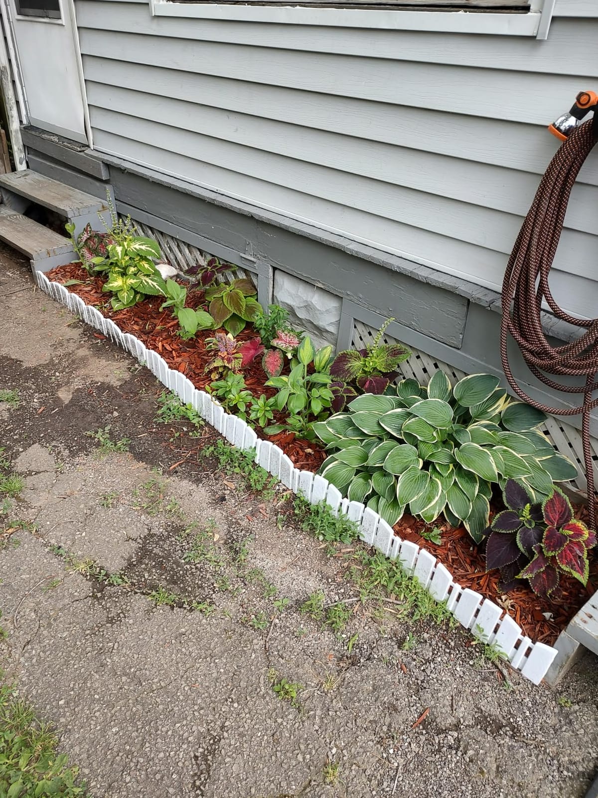EasyFlex No-Dig Landscape Edging with Anchoring Spikes, 4.5 in. Tall Decorative Adirondack Wood-Look Fence Garden Border, 15 Foot Kit, White customer photo 2