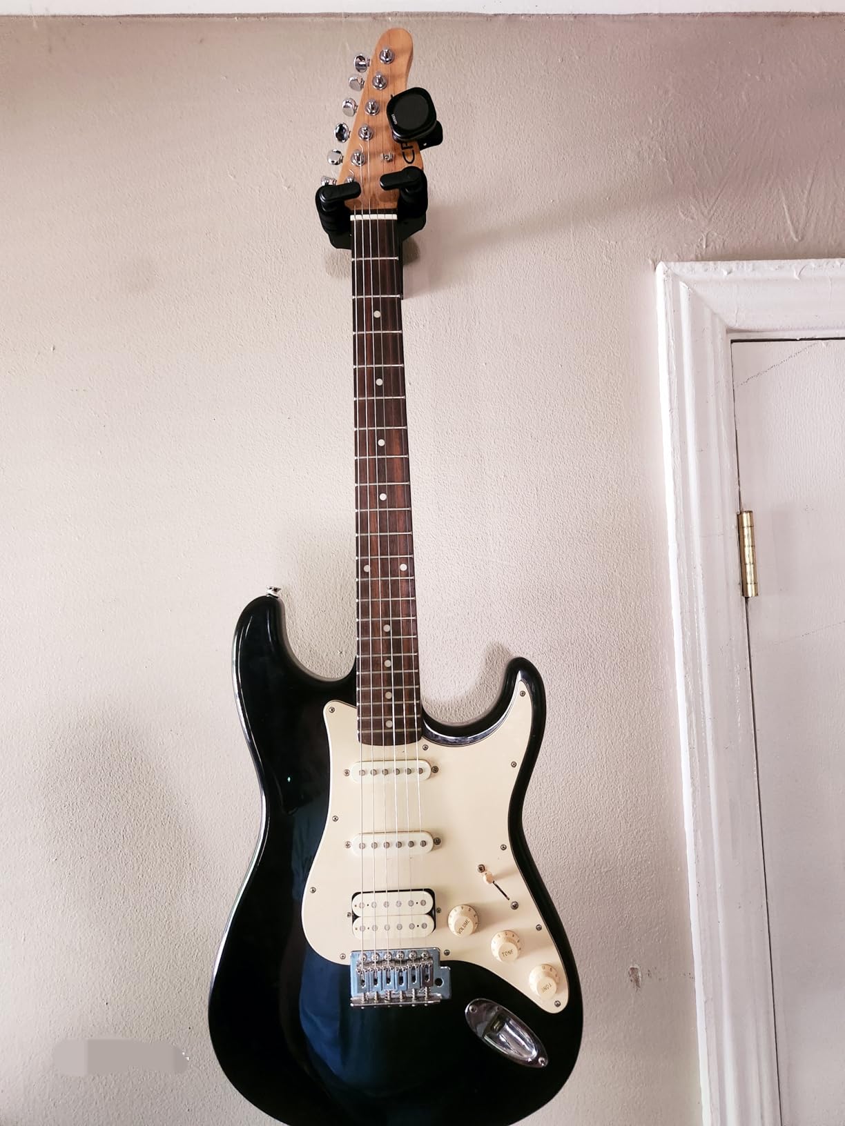 Sondery Guitar Wall Mount Hanger, Auto Lock and Adjustable Hook Holder for Acoustic and Electric Guitar, Ukulele, Bass, Banjo and Mandolin, Safely Cradles Nitro-Finished and High-End Guitars customer photo 1