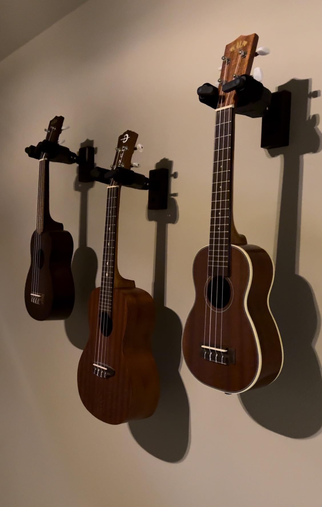 Sondery Guitar Wall Mount Hanger, Auto Lock and Adjustable Hook Holder for Acoustic and Electric Guitar, Ukulele, Bass, Banjo and Mandolin, Safely Cradles Nitro-Finished and High-End Guitars customer photo 2