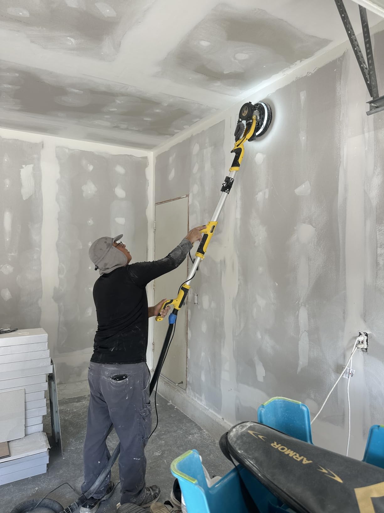 Drywall Sander, Electric Drywall Sander with Vacuum, Automatic Dust Removal, 7 Variable Speed, 900-1800RPM, 26' Power Cord, Labor-Saving Handle and Patented Fixture for Ceiling Sanding, LED Light customer photo 1