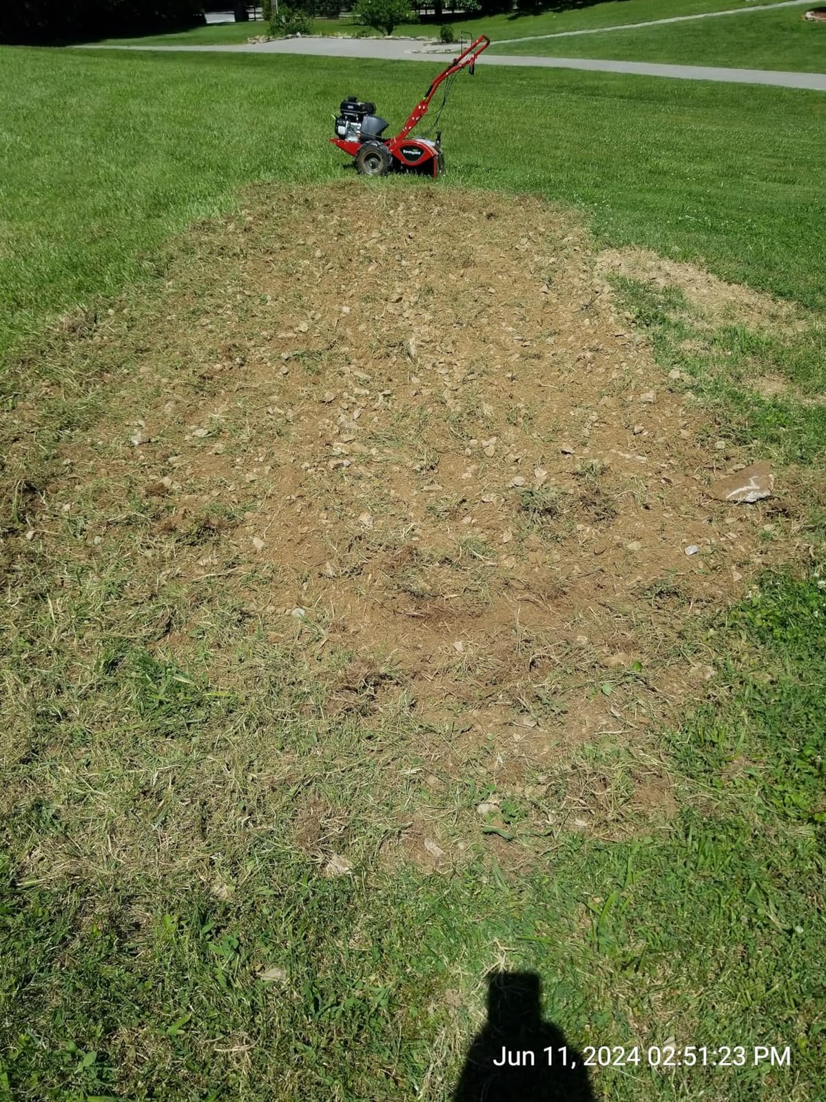 EARTHQUAKE Victory Rear Tine Tiller, Powerful 209cc 4-Cycle Viper Engine, Rugged Bronze Gear Transmission, Counter-Rotating Tines, Instant Reverse, Pneumatic Wheels, Model: 39381 customer photo 1
