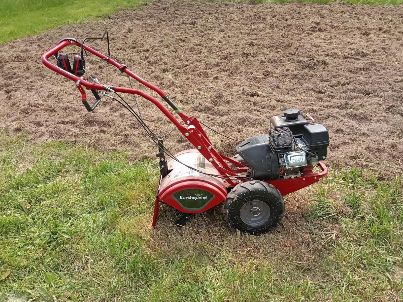 EARTHQUAKE Victory Rear Tine Tiller, Powerful 209cc 4-Cycle Viper Engine, Rugged Bronze Gear Transmission, Counter-Rotating Tines, Instant Reverse, Pneumatic Wheels, Model: 39381 customer photo 2
