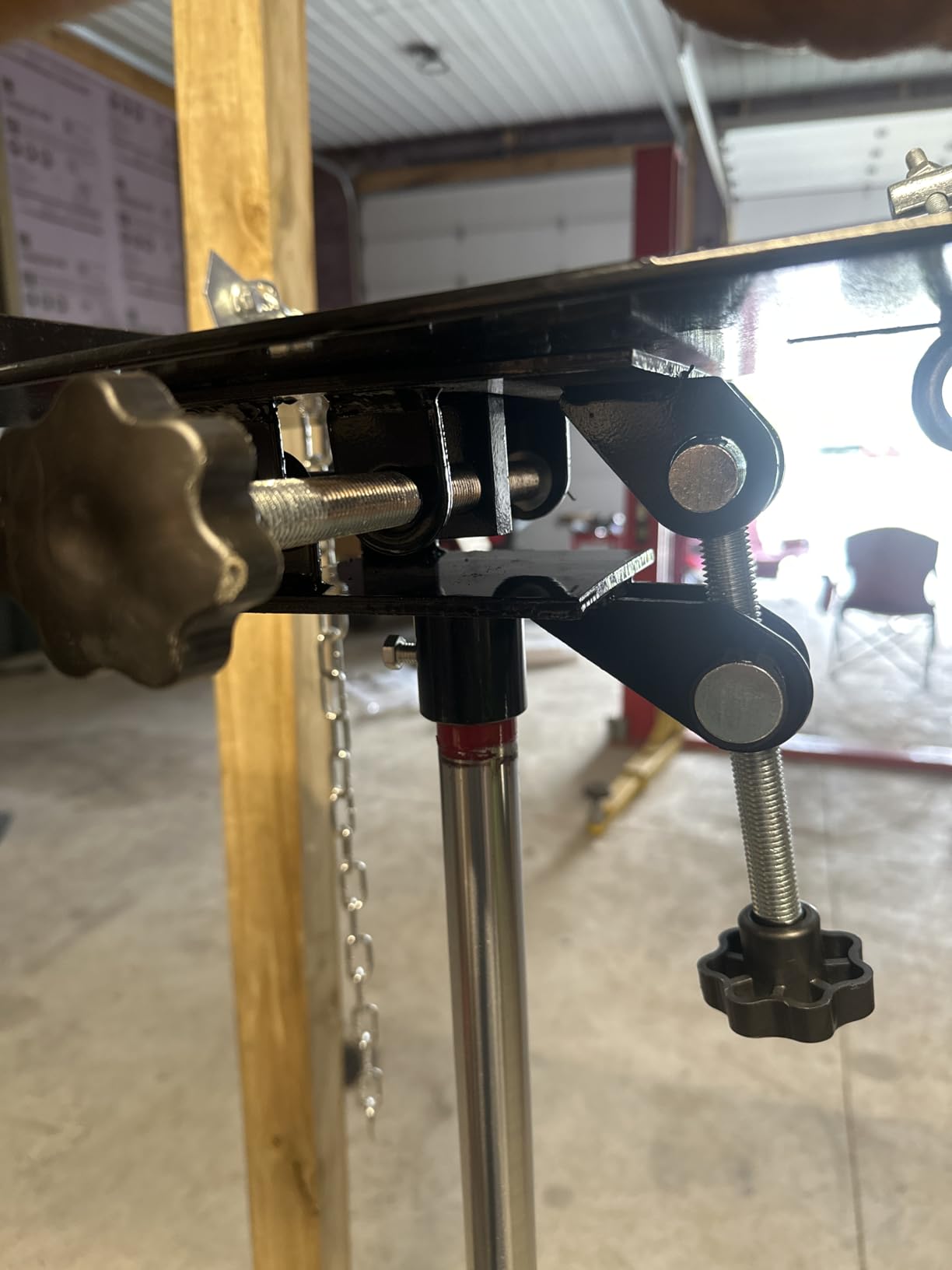 VEVOR Transmission Jack, 0.75 Ton/1660 lbs Capacity Hydraulic Telescopic Transmission Jack, 2-Stage Floor Jack Stand with Foot Pedal, 360° Swivel Wheel customer photo 1