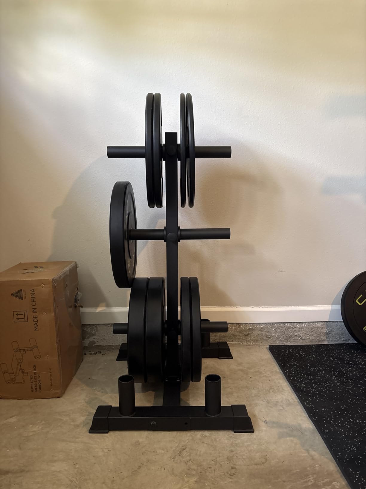 SereneLife 6-Pegs Olympic Weight Plate Rack & 4 Barbells - 800 Pounds Capacity, Heavy Duty Gym Organizer, Scratch Resistant Frame, Powder-Coat Finish, Easy to Assemble, Compact & Space-Saving customer photo 1