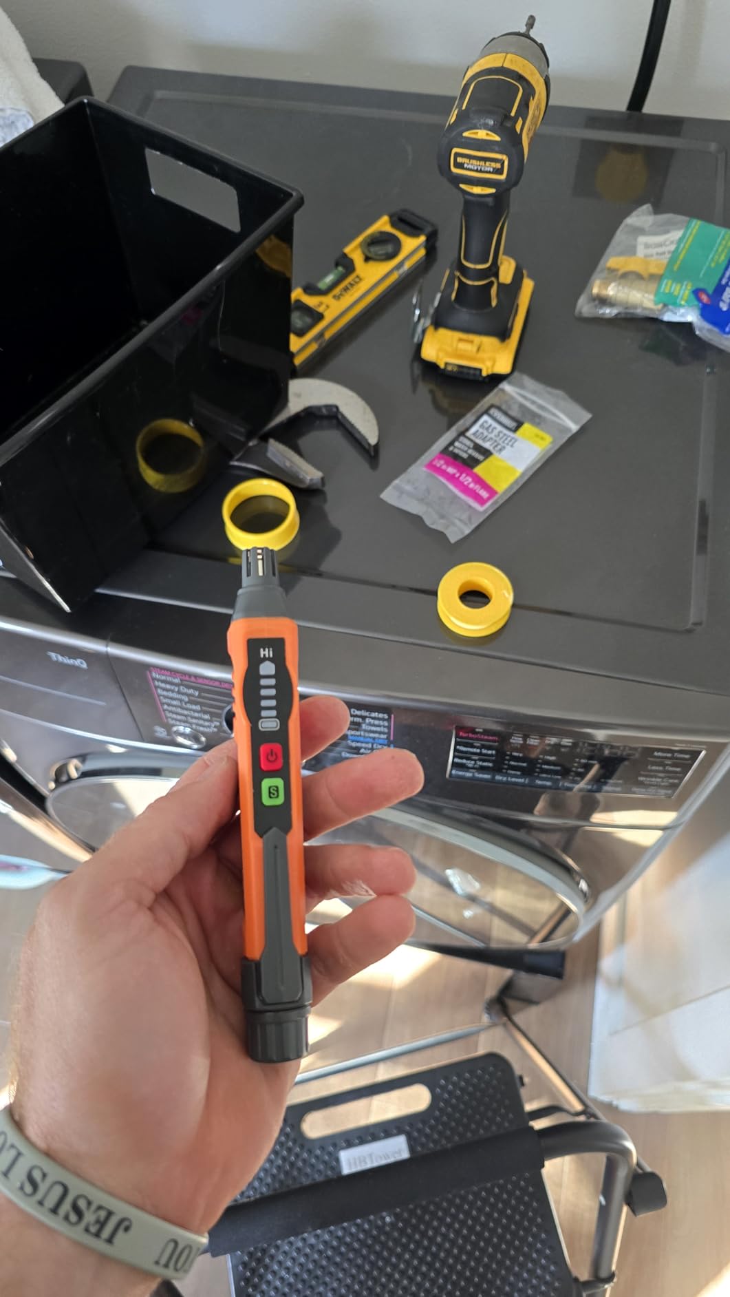 Natural Gas Detector, TopTes PT177 Gas Leak Detector with Audible & Visual Alarm, Portable Gas Sniffer to Locate Combustible Leak Sources Like Methane, Propane for Home (Includes Battery x2) - Orange customer photo 1