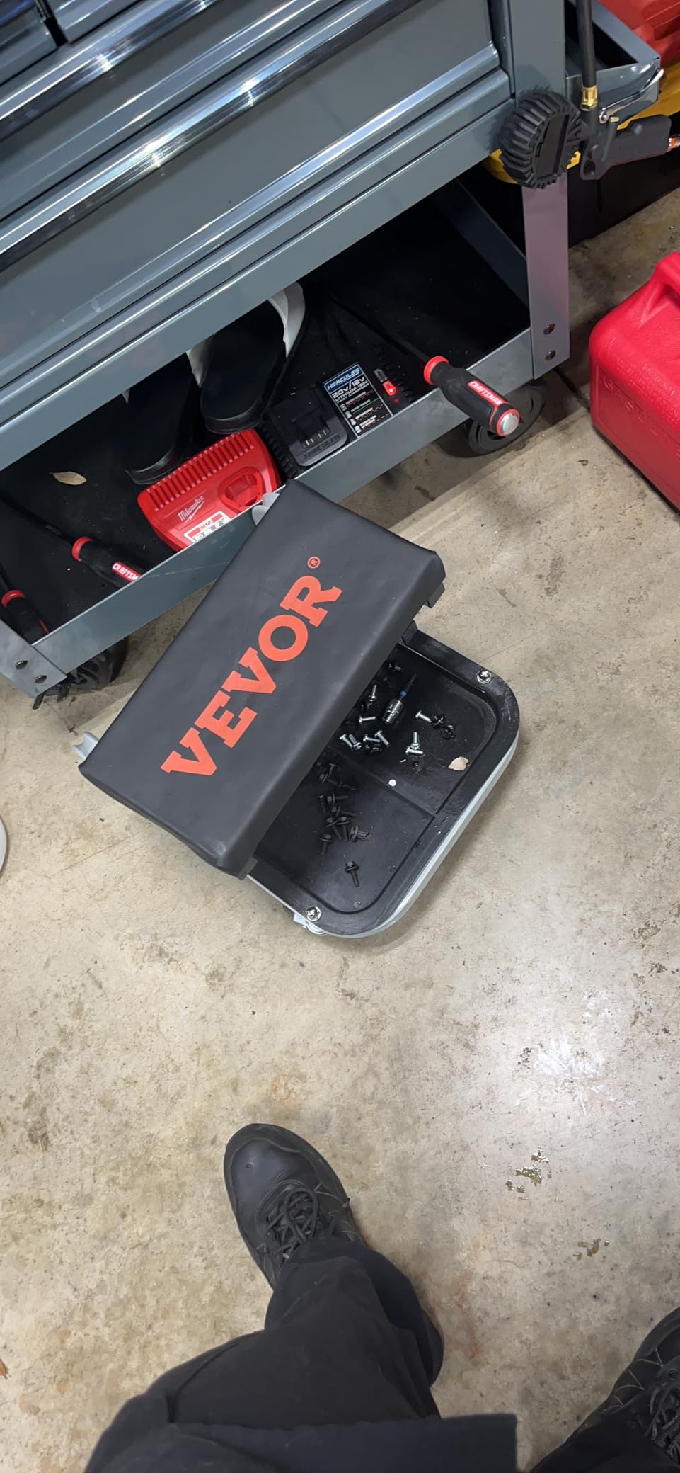 VEVOR Rolling Creeper Garage/Shop Seat, 250 LBS Capacity Padded Rolling Workshop Stool with Tool Tray Storage, Mechanic Stool for Garage, Shop, Auto Repair, Black customer photo 2