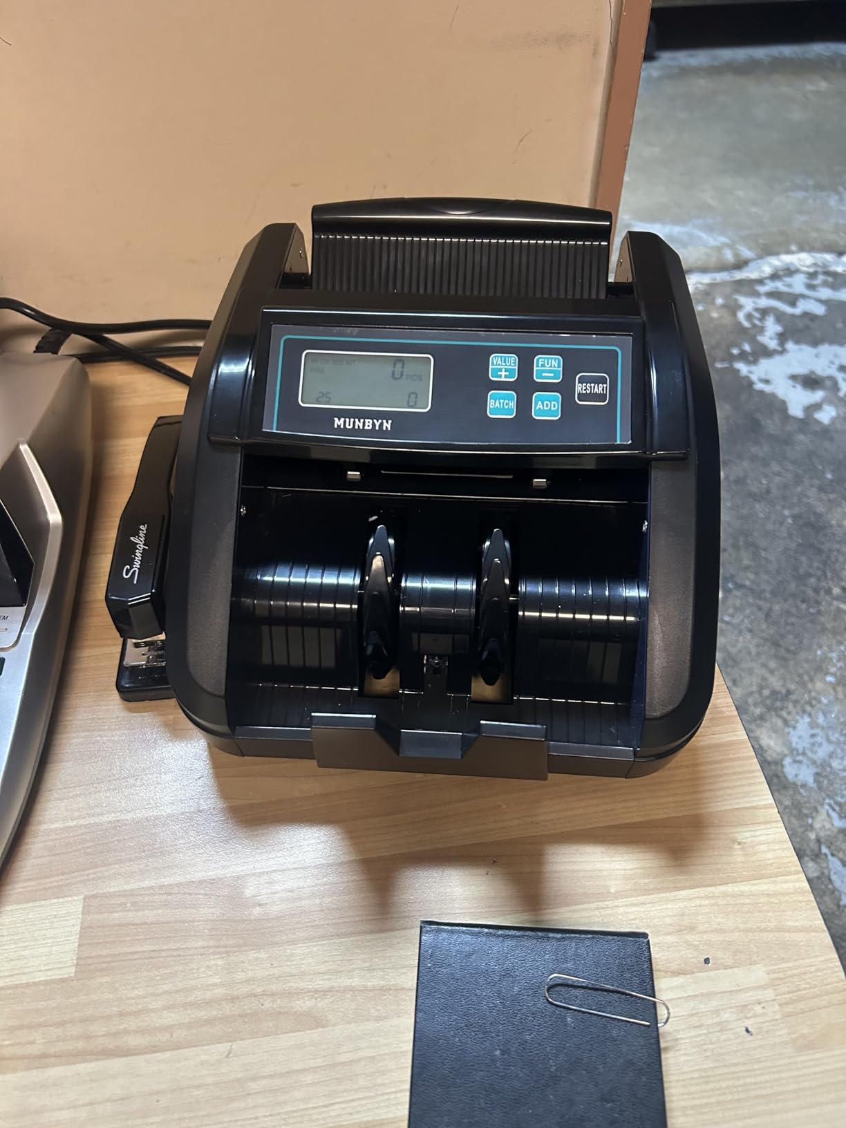 MUNBYN IMC51 Money Counter Machine Count Value, Add+Batch/Add+Value Mode Bill Counter, UV/MG/IR/MT Detection, USD only Cash Counter, 1100 Bills/min, Money Counting Machine with LCD Display (Black) customer photo 2