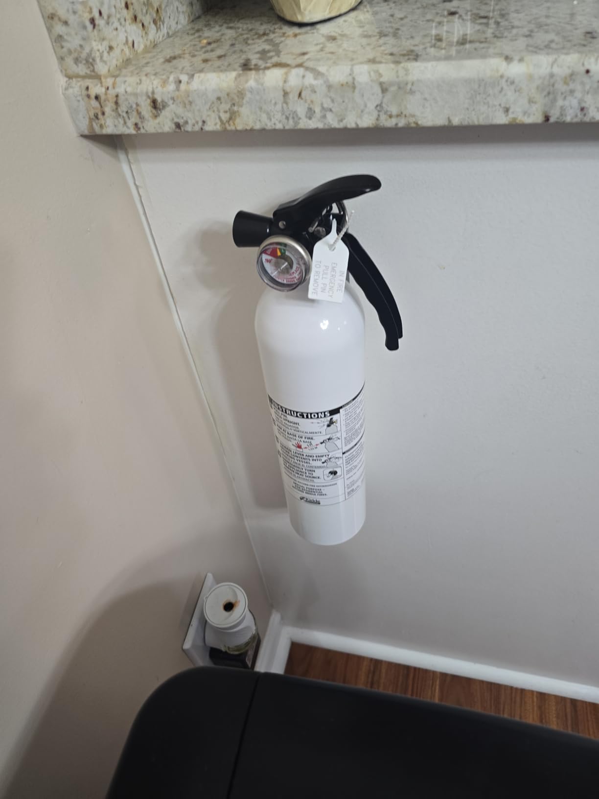 Kidde Kitchen Fire Extinguisher, 711A, RESSP | Home Extinguisher for Small Cooking Oil and Grease Fires in Residential Kitchens, 2.5 lb. Dry Chemical customer photo 1