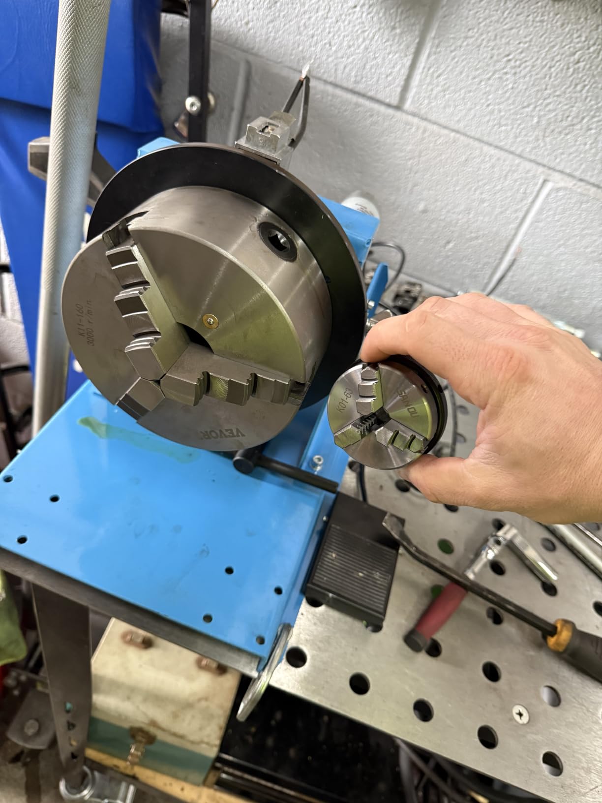 VEVOR 3-Jaw Lathe Chuck, 8'', Self-Centering Lathe Chuck, 4-200 mm Clamping Range customer photo 1