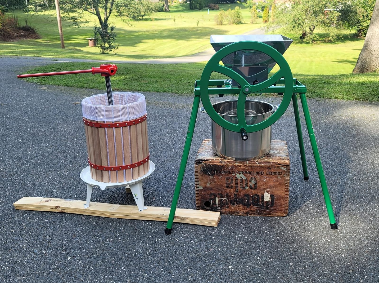 1.6 Gallon Green Fruit and Wine Press, Manual Cider Juice Maker with Solid Beech Wood Basket & Heavy-Duty Stand for Apples, Grapes, Berries customer photo 1