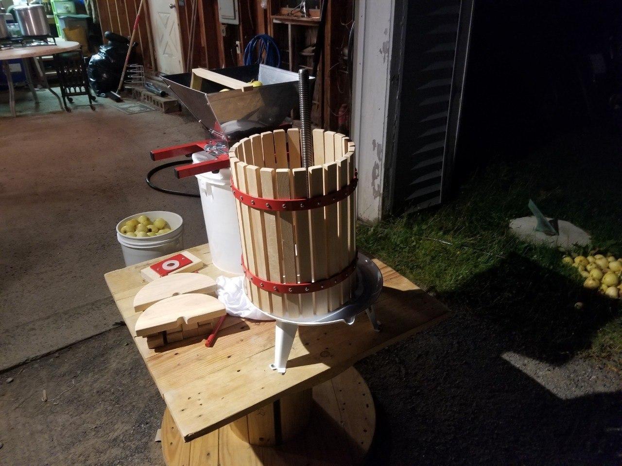 1.6 Gallon Green Fruit and Wine Press, Manual Cider Juice Maker with Solid Beech Wood Basket & Heavy-Duty Stand for Apples, Grapes, Berries customer photo 2