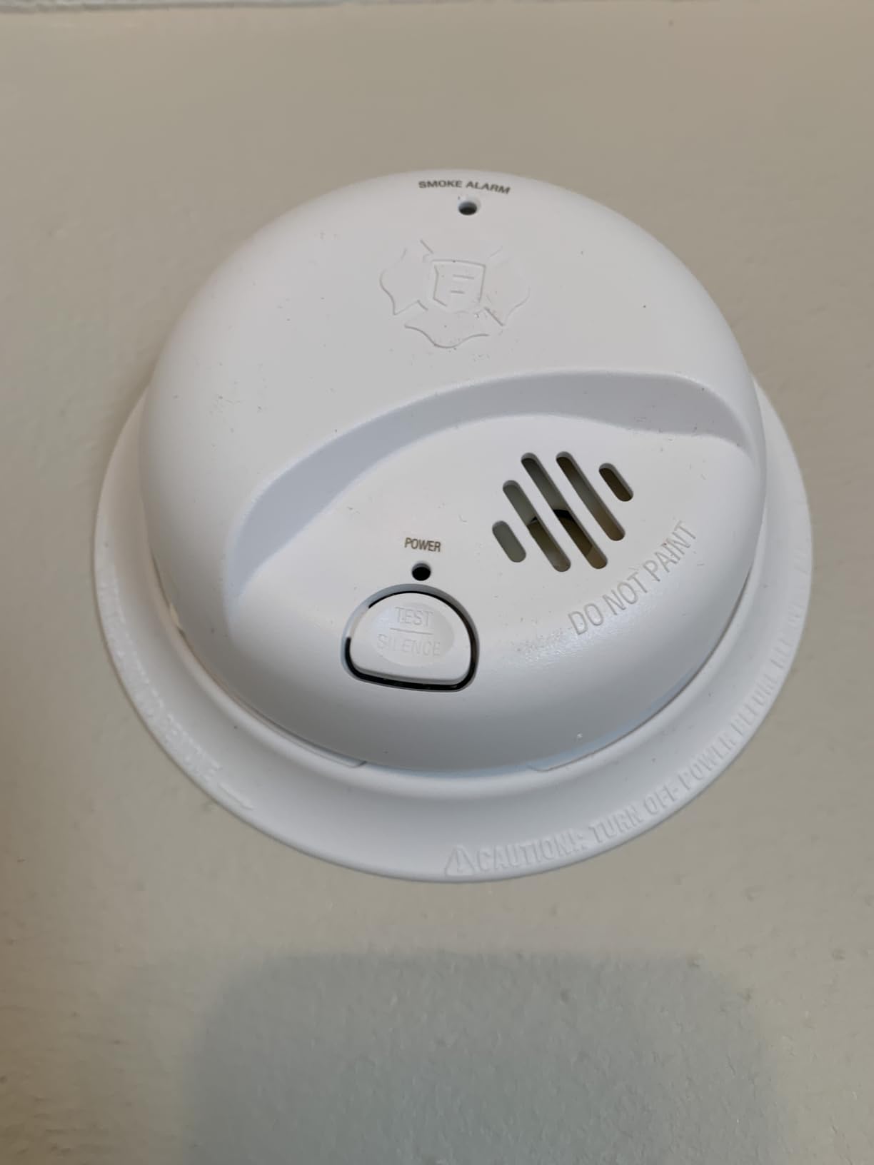 First Alert Smoke Alarm, Battery-Operated Detector with Test & Silence Button, SMI100, 1-Pack customer photo 2