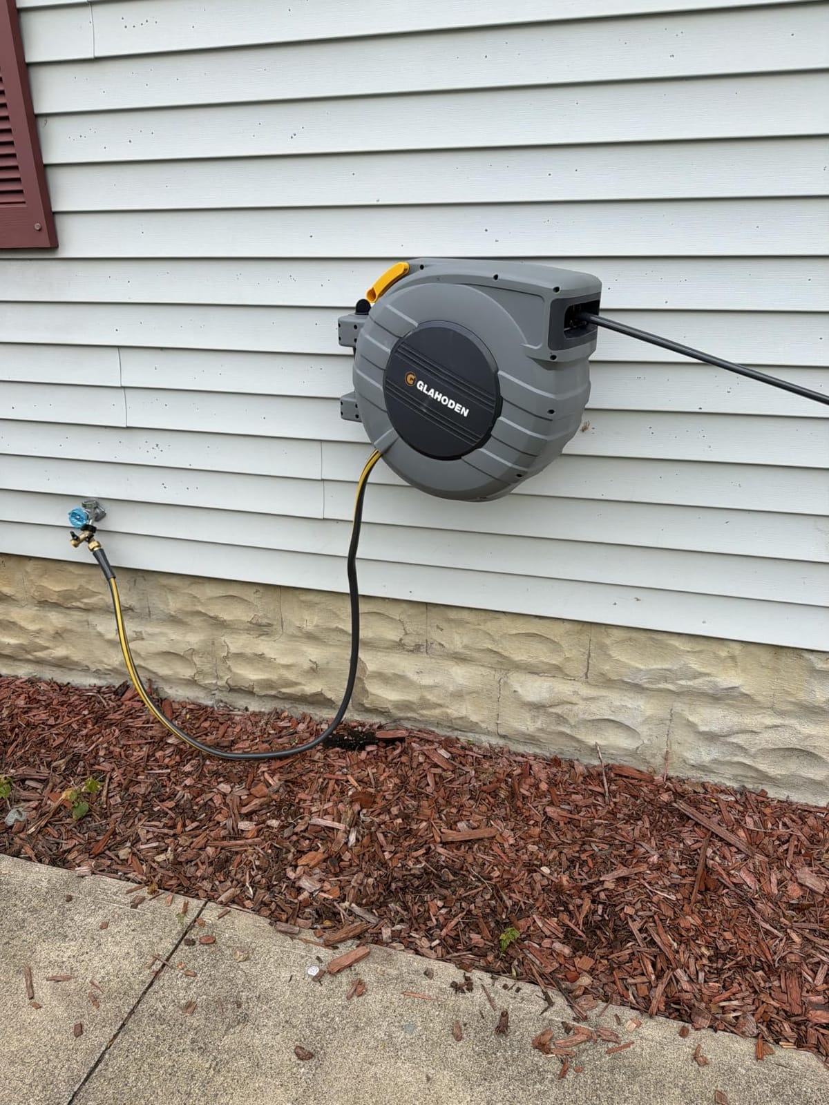 Retractable Garden Hose Reel, 5/8 in x 100 ft UV Resistant Heavy Duty Water Hose Reel with Automatic Slow Rewind & Any Length Lock, 180° Swivel Wall Mount Hose Reels for Outside, 3/4 in Brass Fitting customer photo 2