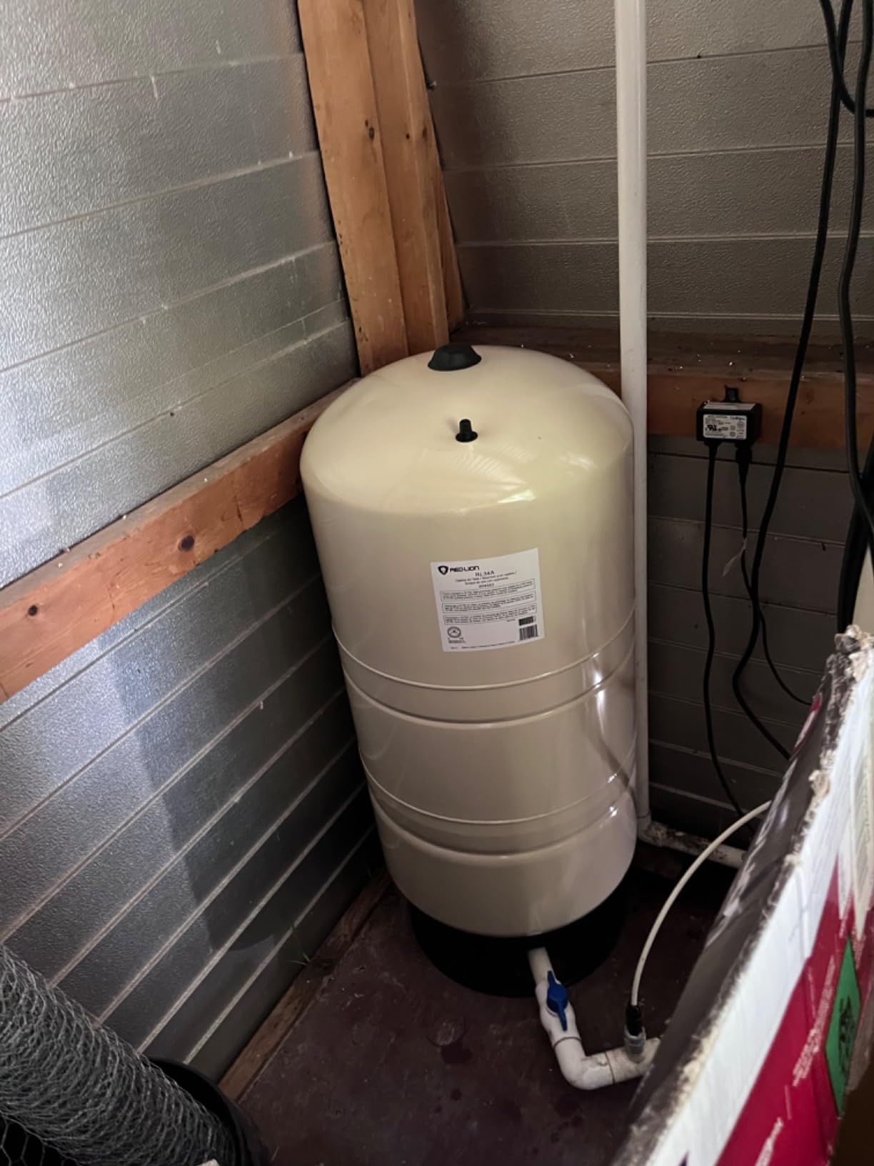 Red Lion RL34A Vertical Pre-Charged Well Pressure Tank, 34 Gallon customer photo 1