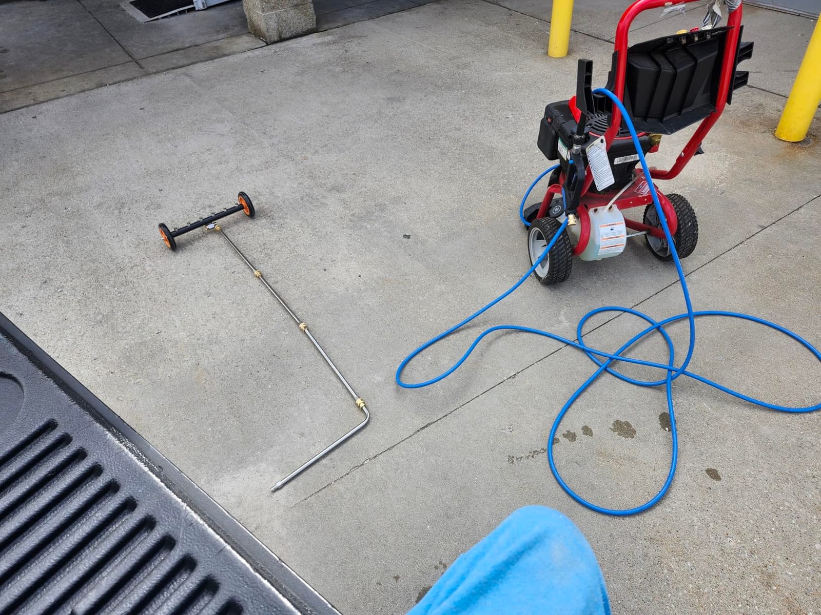 Undercarriage Pressure Washer Attachment with 6 Nozzles, 16