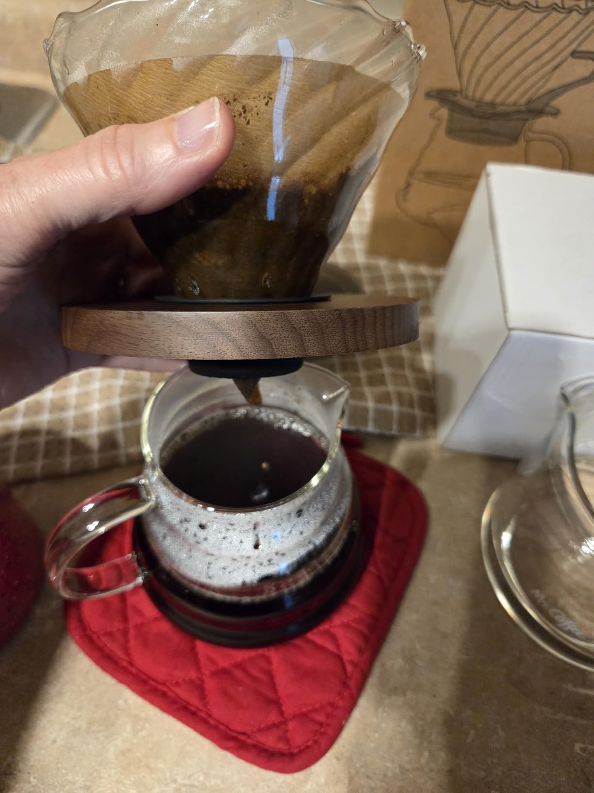 gegewawa Pour Over Coffee Maker Set, Glass Coffee Dripper & Carafe 20 fl oz | This V60 pour over coffee set includes 50 paper filters, a walnut base and 600ml borosilicate glass carafe for 2 to 4 cups customer photo 2
