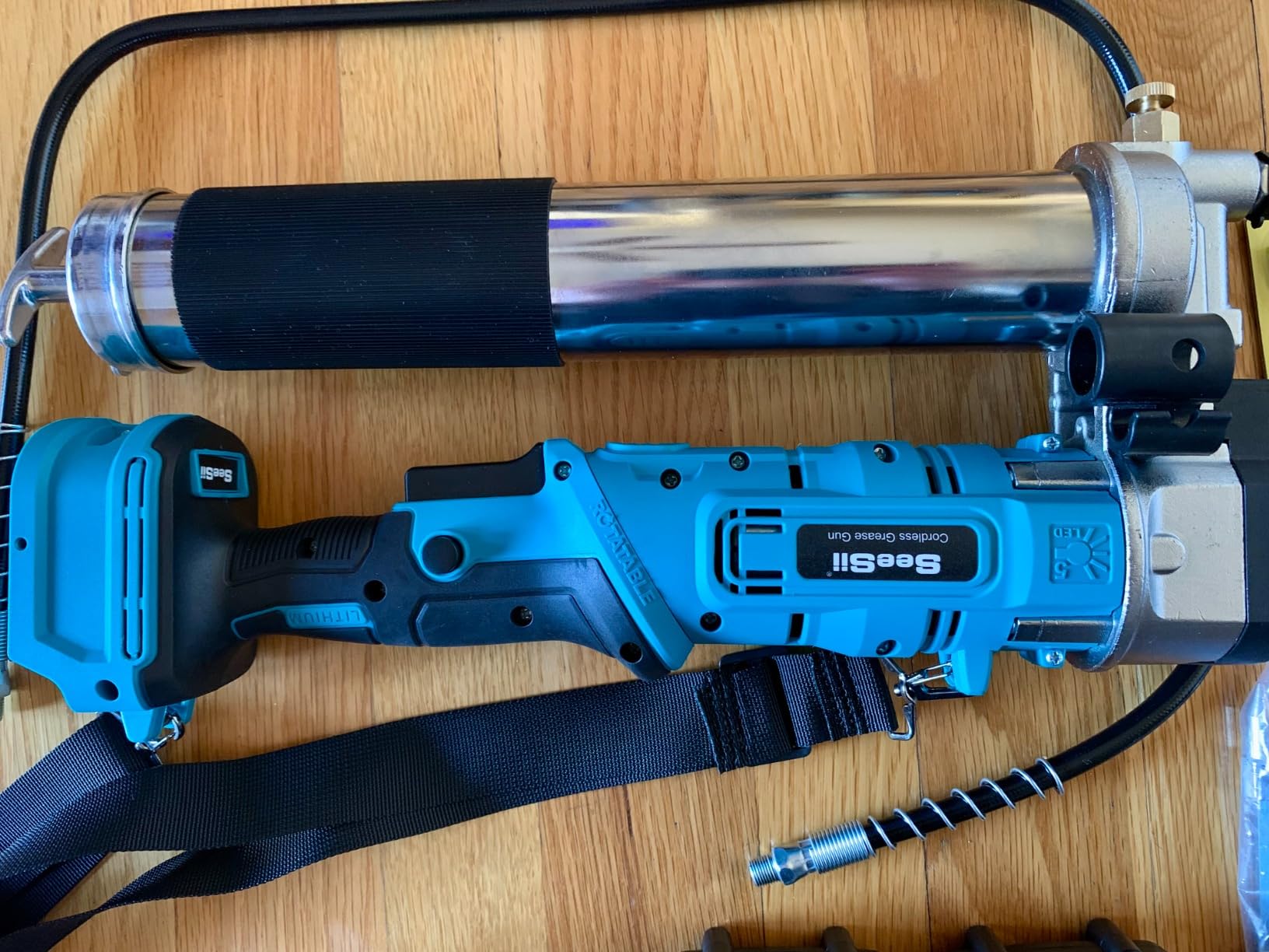 Seesii 2-in-1 Electric Grease Gun Kit - 12,000 PSI, 5.3 oz/min High-Flow, Cordless Design, Includes 2×2.0Ah Batteries, LED Light & 48