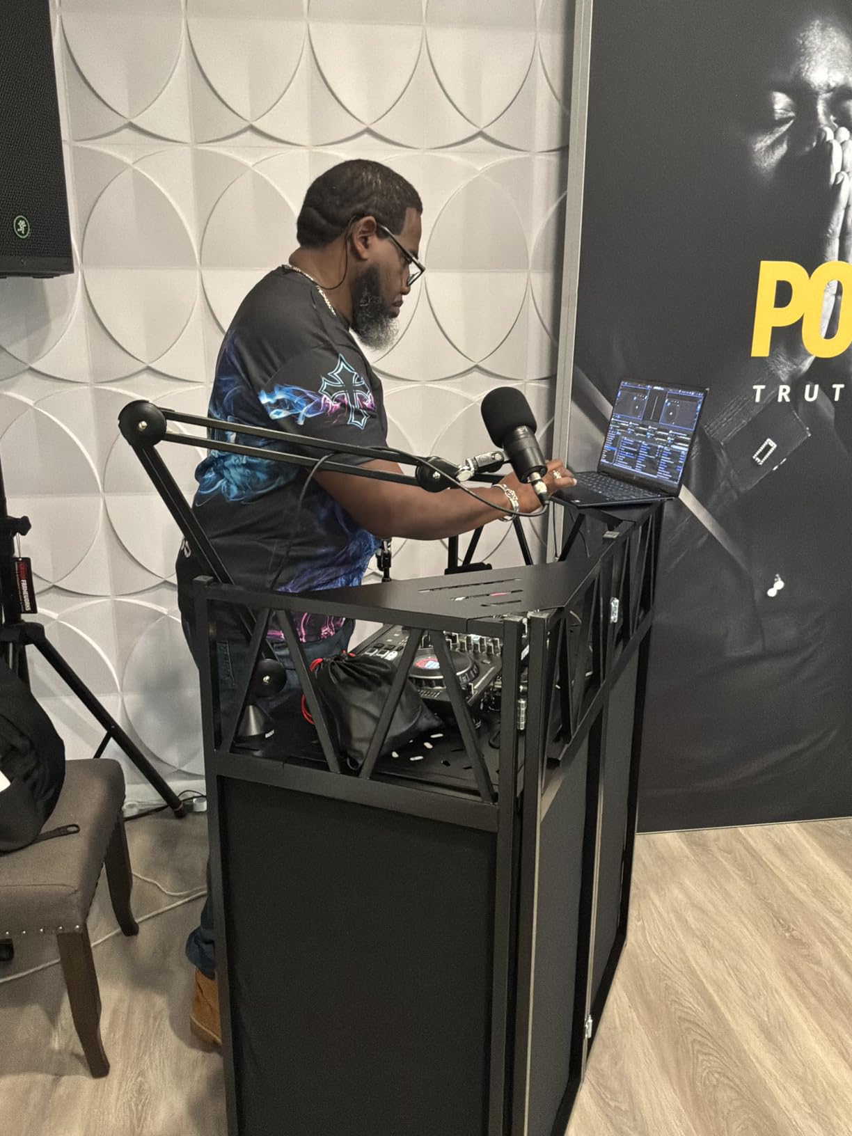 RDCMKL DJ Table Stand Portable Booth, All-Metal Heavy-Duty Foldable DJ Stand, Iron Plate Surface DJ Facade Booth, with 8 Machine-Washable Scrims, Travel Bag customer photo 2