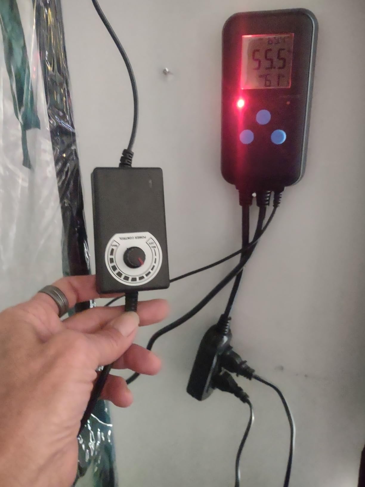 Digital Humidity Controller, Pre-Wired Humidity Controlled Dual Stage Outlets for Mushroom Growing, Reptile, Grow Tent, Humidifier/Dehumidifier customer photo 1