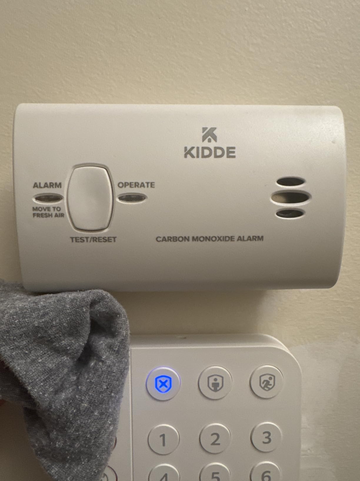Kidde Carbon Monoxide Detector, AA Battery Powered, Portable for Travel or Home, 85 dB Alarm, LED Status Indicators, 3rd Edition customer photo 2