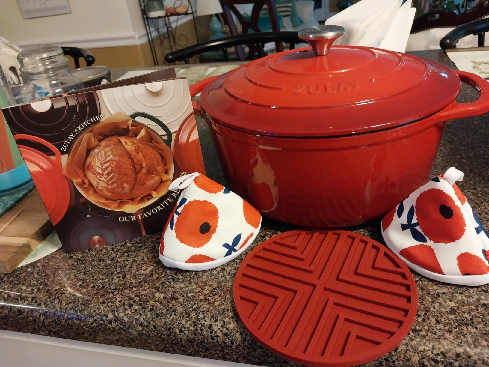 Zulay Kitchen 7.7 Quart Enameled Cast Iron Dutch Oven Pot with Lid - Premium Durability & Oven Safe up to 500°F - Heavy Duty Cookware Perfect for Bread Baking, Stews, Braising & Roasting - Emerald customer photo 1