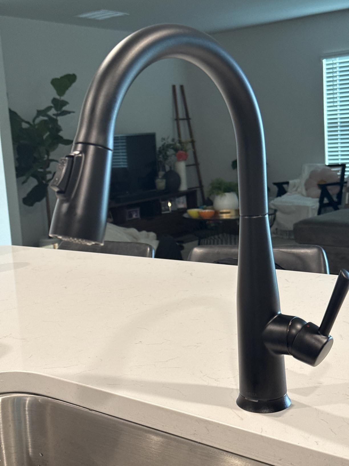 Delta Essa Touchless Kitchen Faucet with Touch Technology, Brushed Gold Kitchen Sink Faucet with Pull Down Sprayer, Single Hole, Champagne Bronze 9113TL-CZ-DST customer photo 2