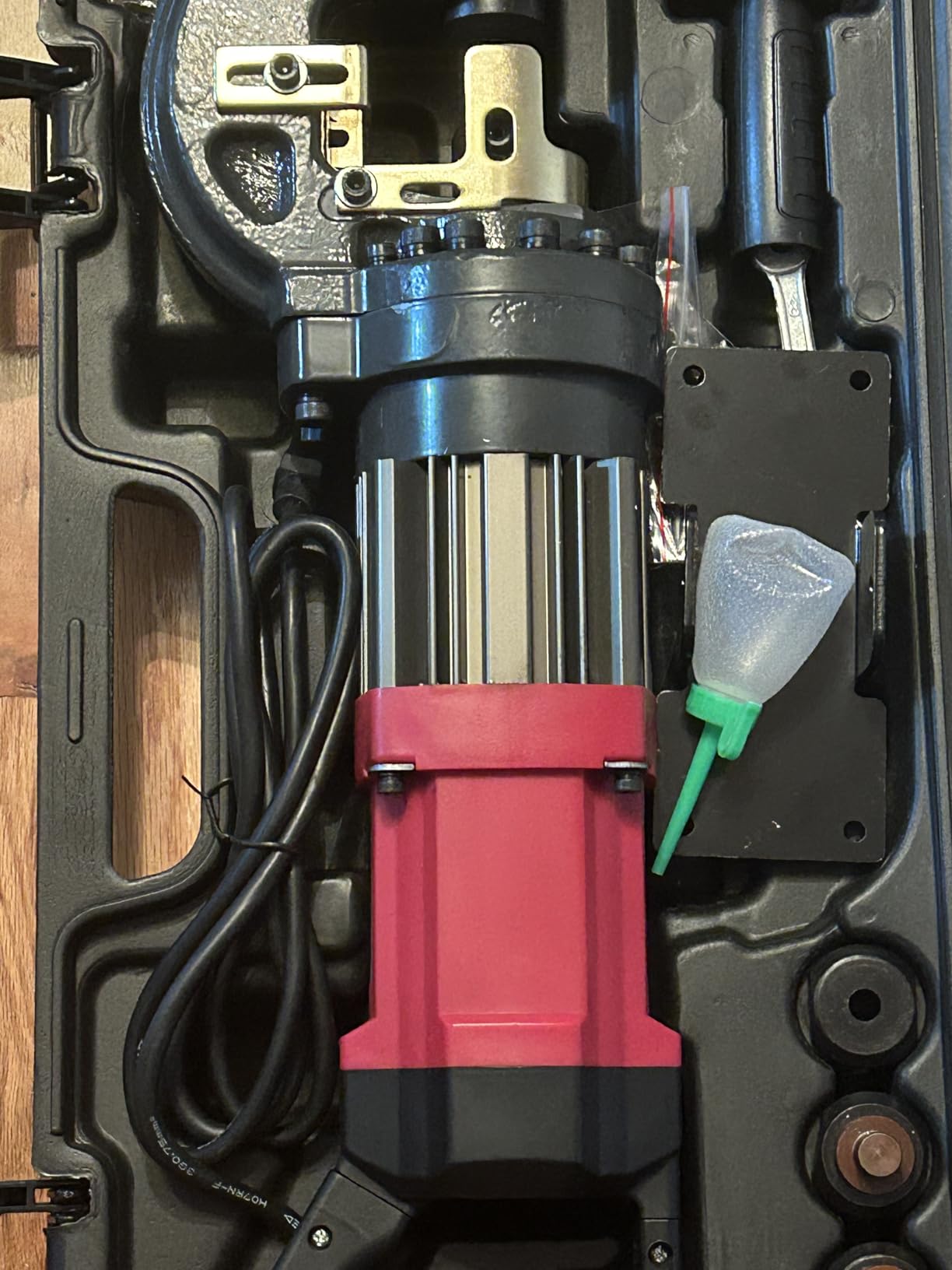 1400W Electric Hydraulic Hole Puncher, 22T Heavy Duty Hydraulic Hole Punch for Metal, Portable Punching Machine with 5 Dies for Aluminum Copper Plate Angle Iron Steel, MHP-20 customer photo 2