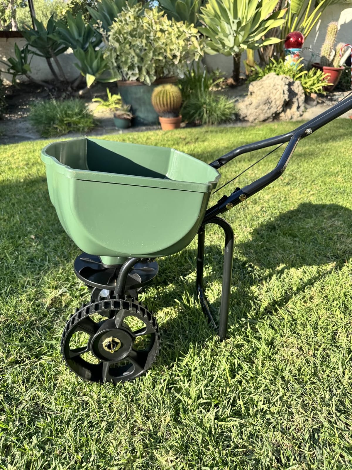 Amazon Basics Fertilizer Spreader for Lawn, Evenly Spreading, Multi-Gear System, Covers 5000 Square Feet per Load, 33 Pounds customer photo 2
